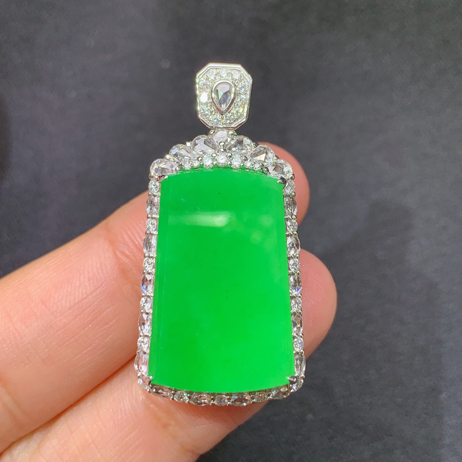 冰阳绿无事牌吊坠，18k金镶嵌，冰润色阳，种老水足，Ff 尺寸34.7*17.2*9.5