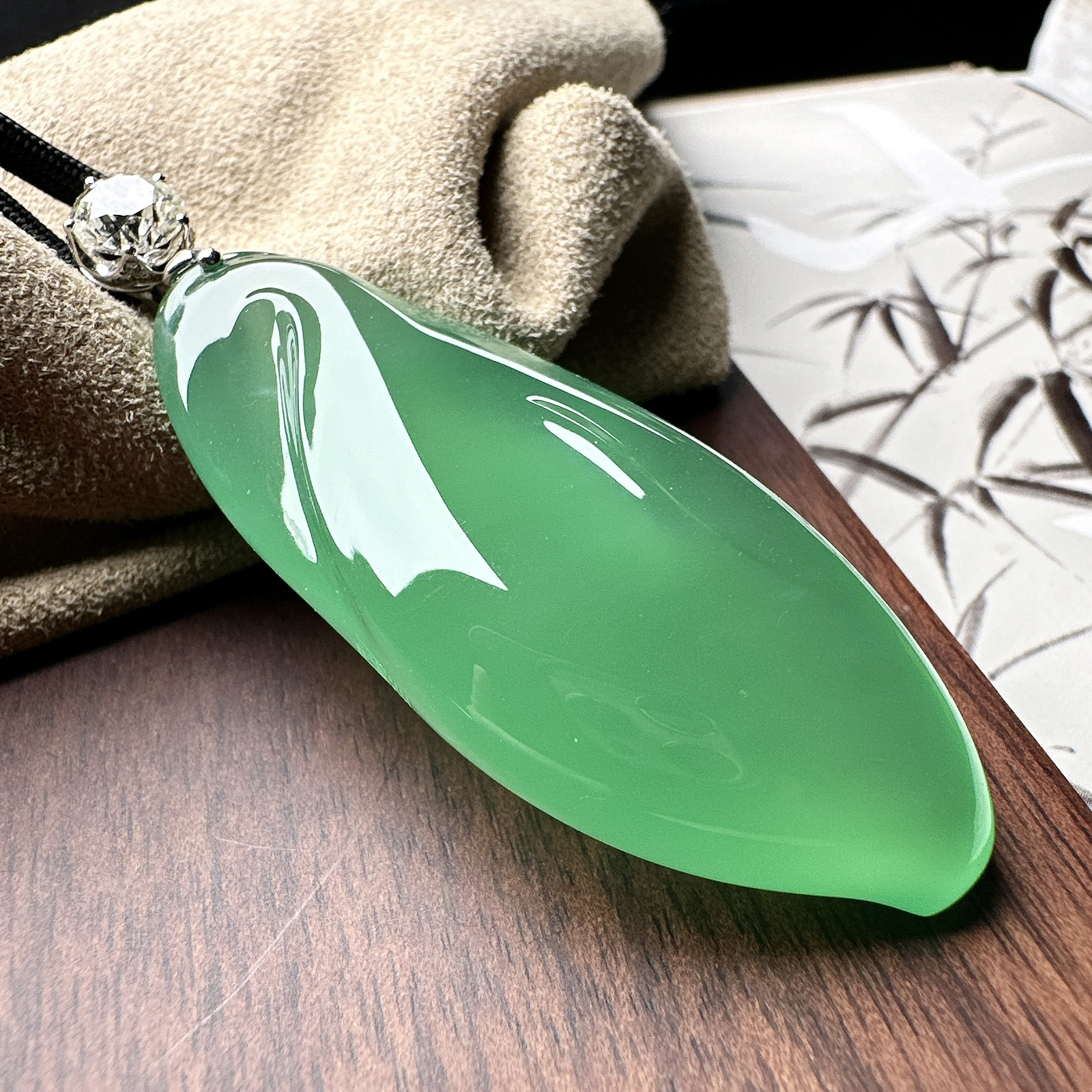 【冰种绿大福瓜吊坠】大师工，种水上乘，晶莹剔透，纯净通透，收藏品质，18k金钻镶嵌，裸石尺寸50.8*21.7*10.5毫米