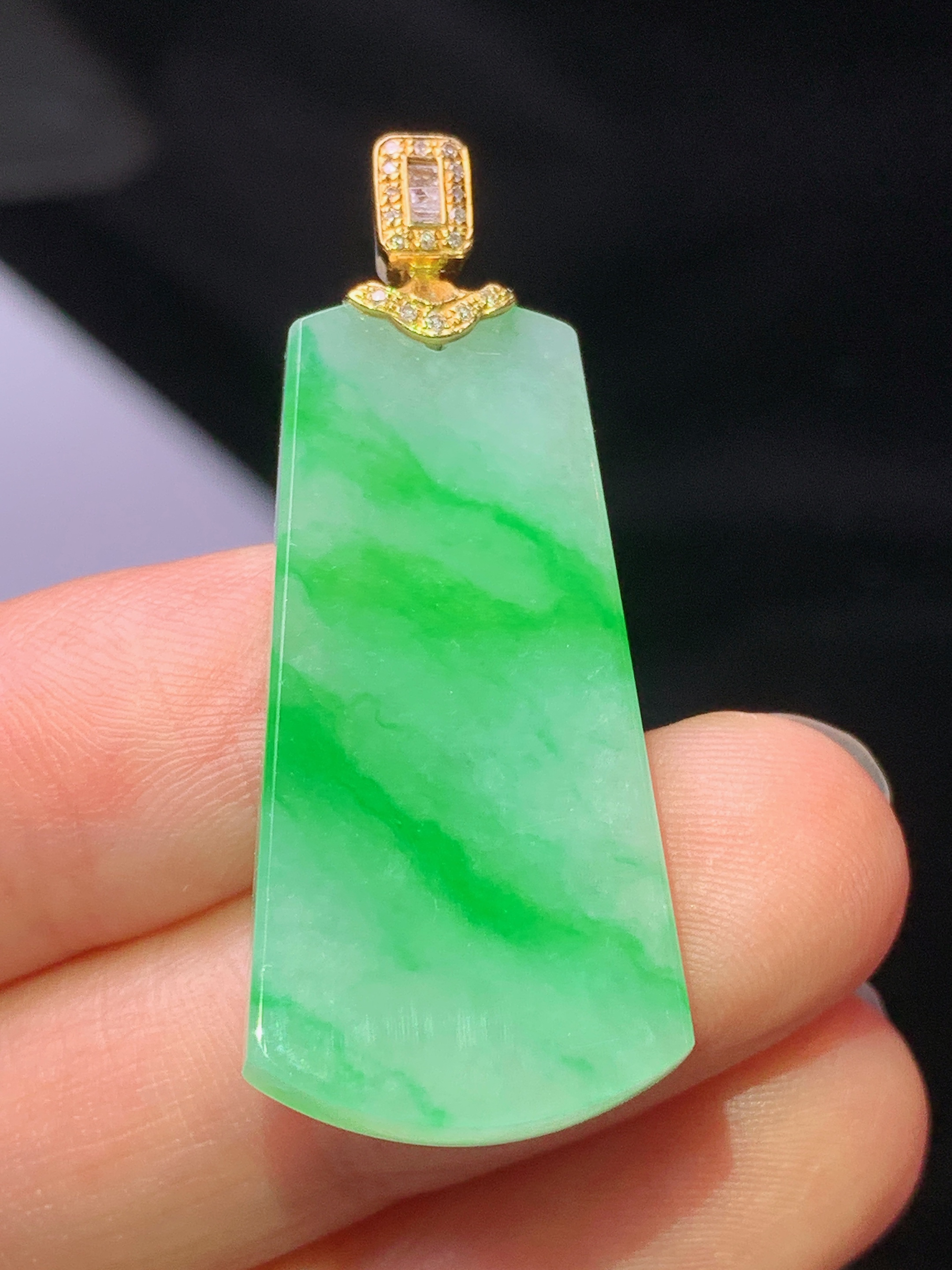 18k金钻镶嵌翠绿无事牌吊坠 玉质细腻 色泽艳丽清新 水润亮眼 整体尺寸39.2*15.7*4.2z