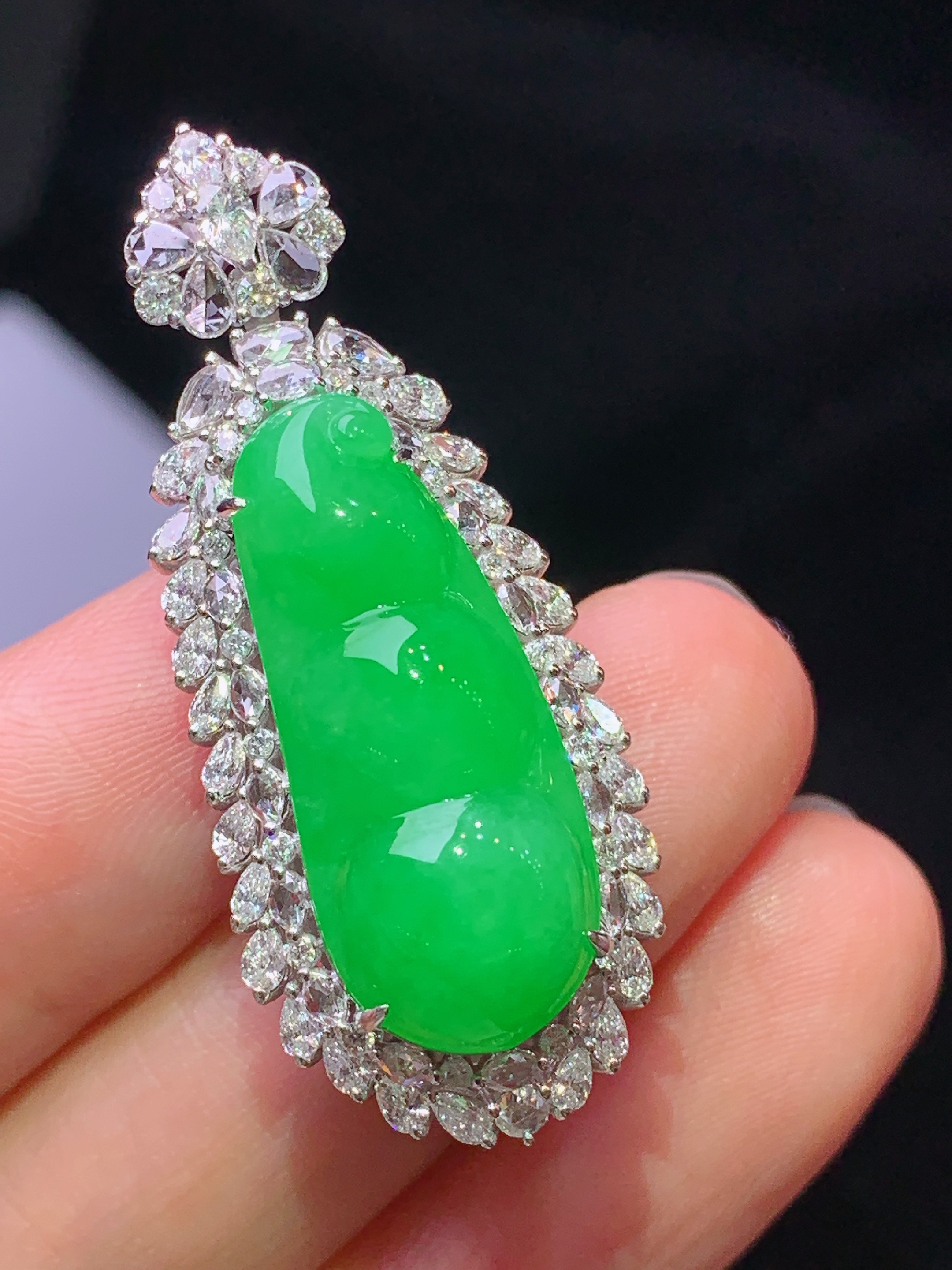 18k金钻镶嵌翠绿四季豆吊坠 玉质细腻 色泽艳丽清新 水润亮眼 整体尺寸40.8*16.6*12.8