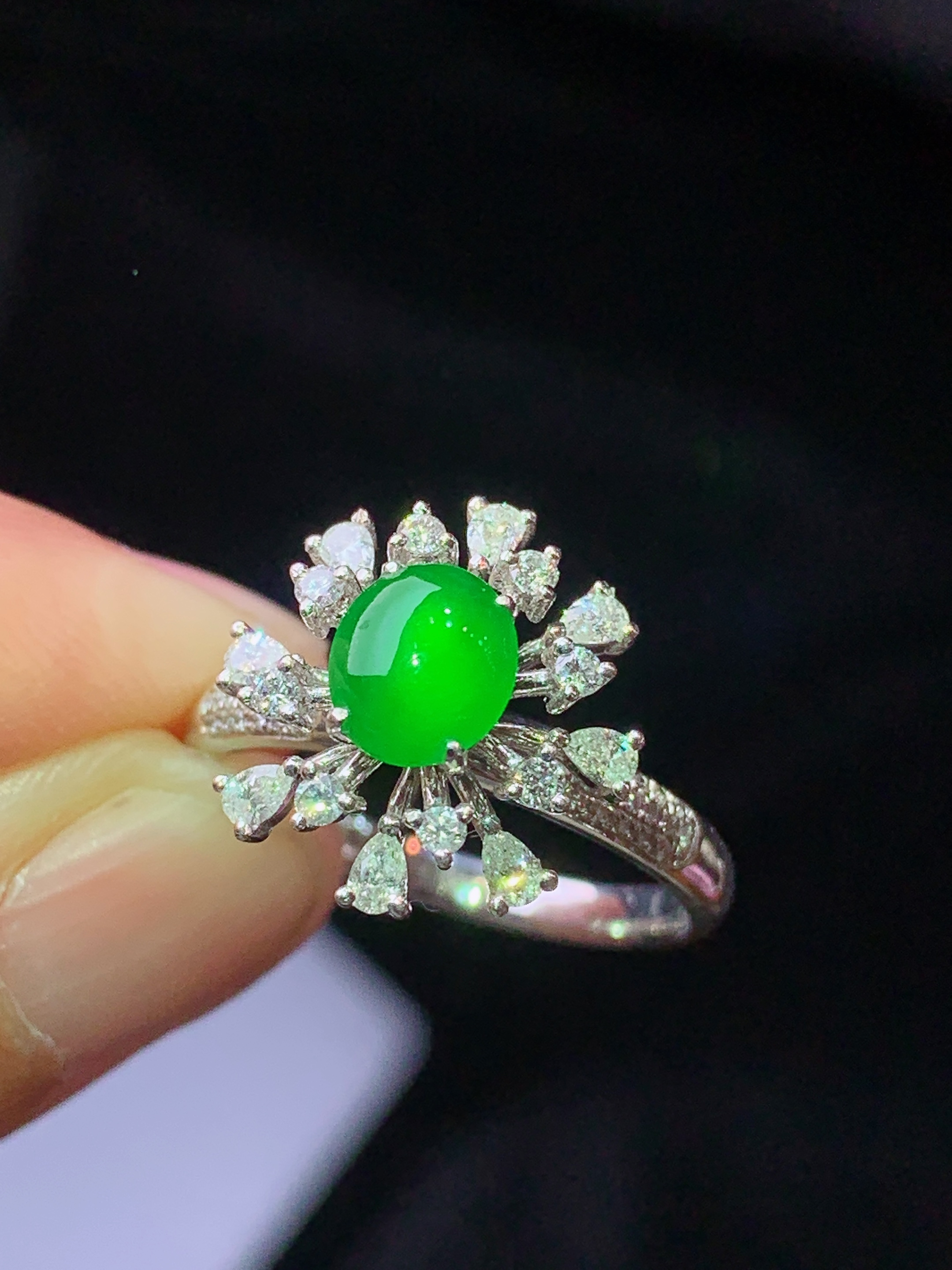 18k金钻镶嵌满绿蛋面戒指 玉质细腻 色泽艳丽清新 水润亮眼 圈口14 整体尺寸14*13.3*8.2m3