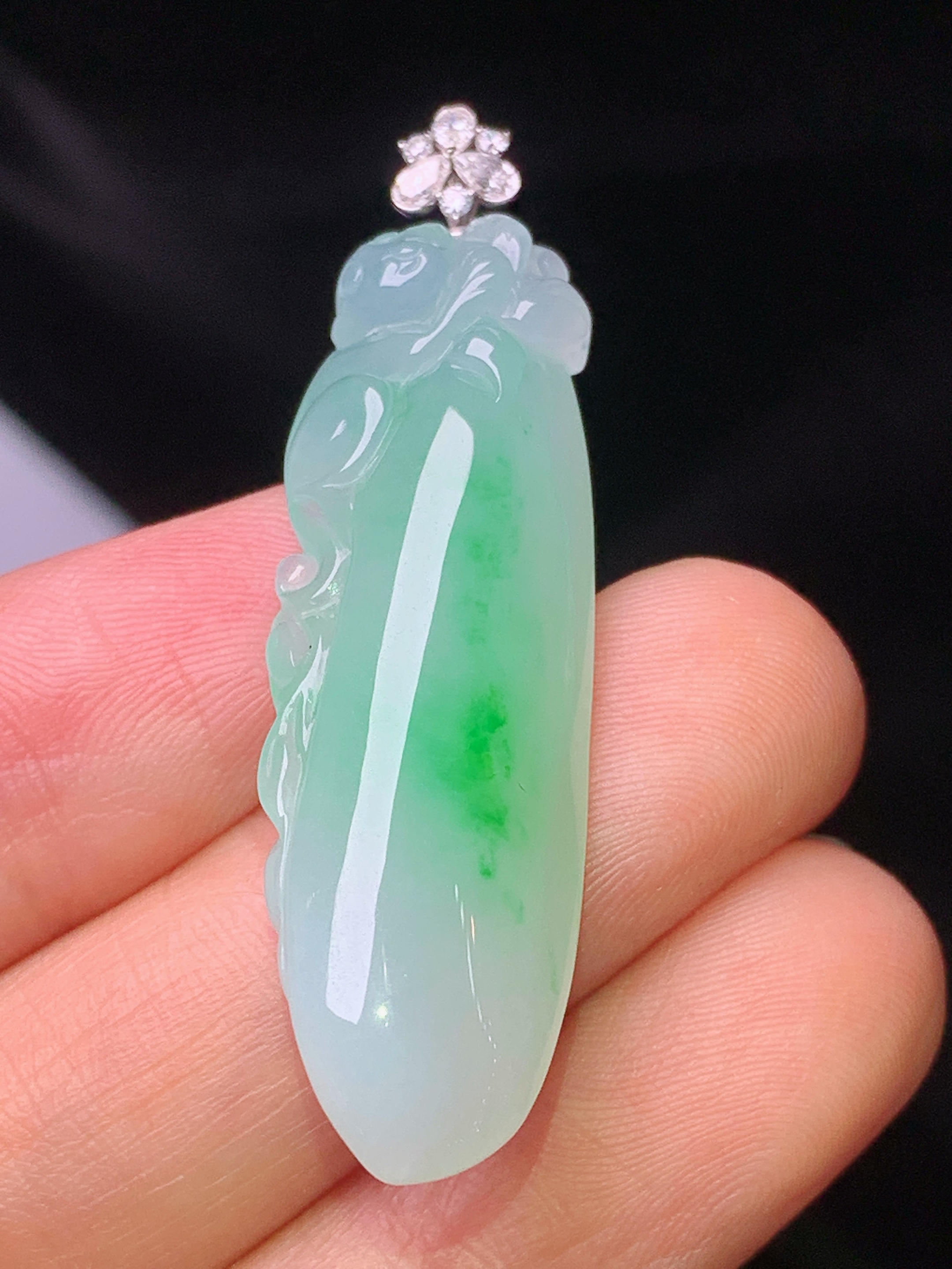 18k金钻镶嵌飘绿福瓜吊坠 玉质细腻 色泽艳丽清新 水润亮眼 整体尺寸46.2*12.5*6.5e1