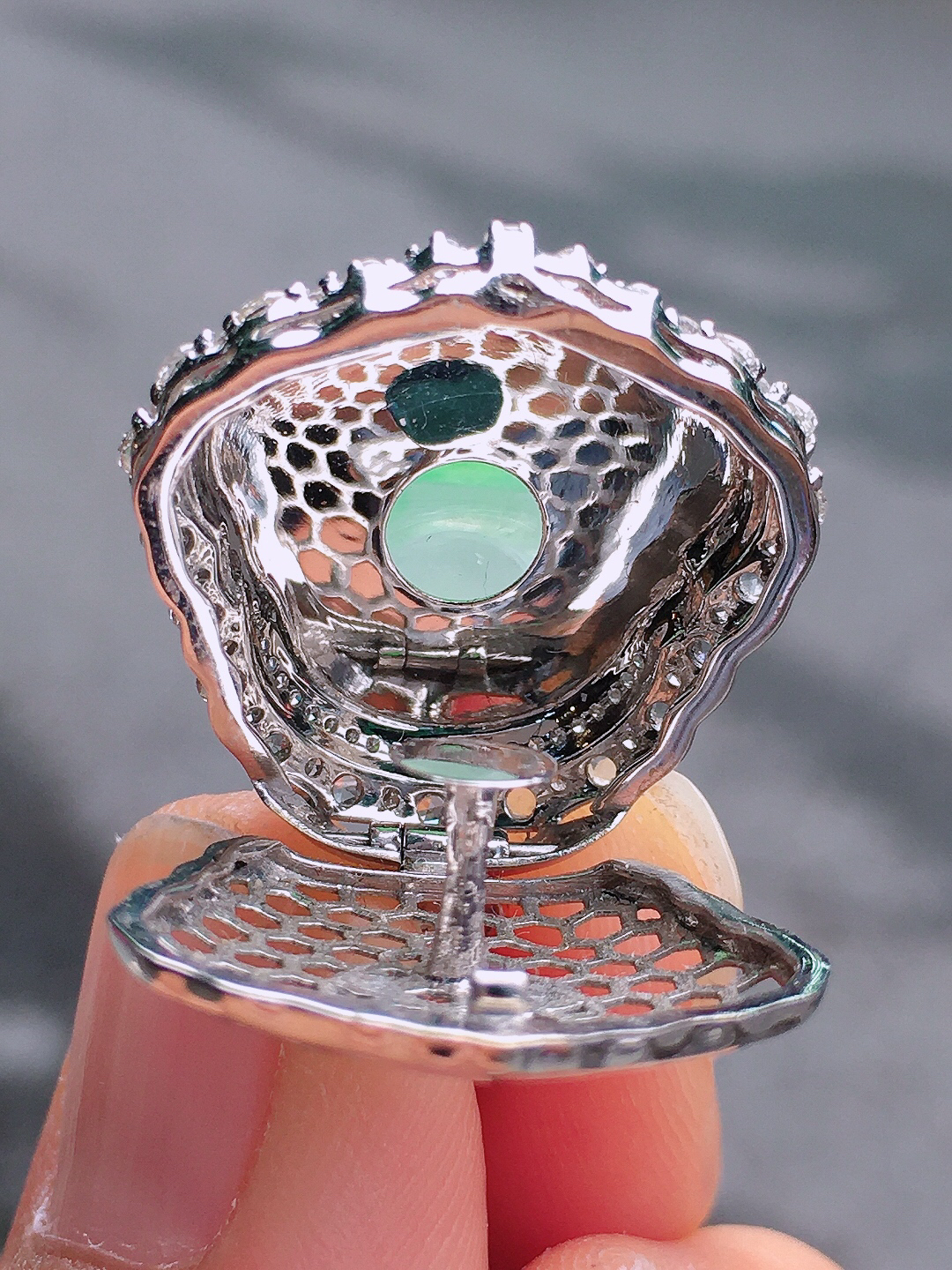 飘绿佛公吊坠，色泽艳丽，玉质细腻，荧光感超
强，饱满圆润，尽显优雅气质，18k
金豪华镶嵌