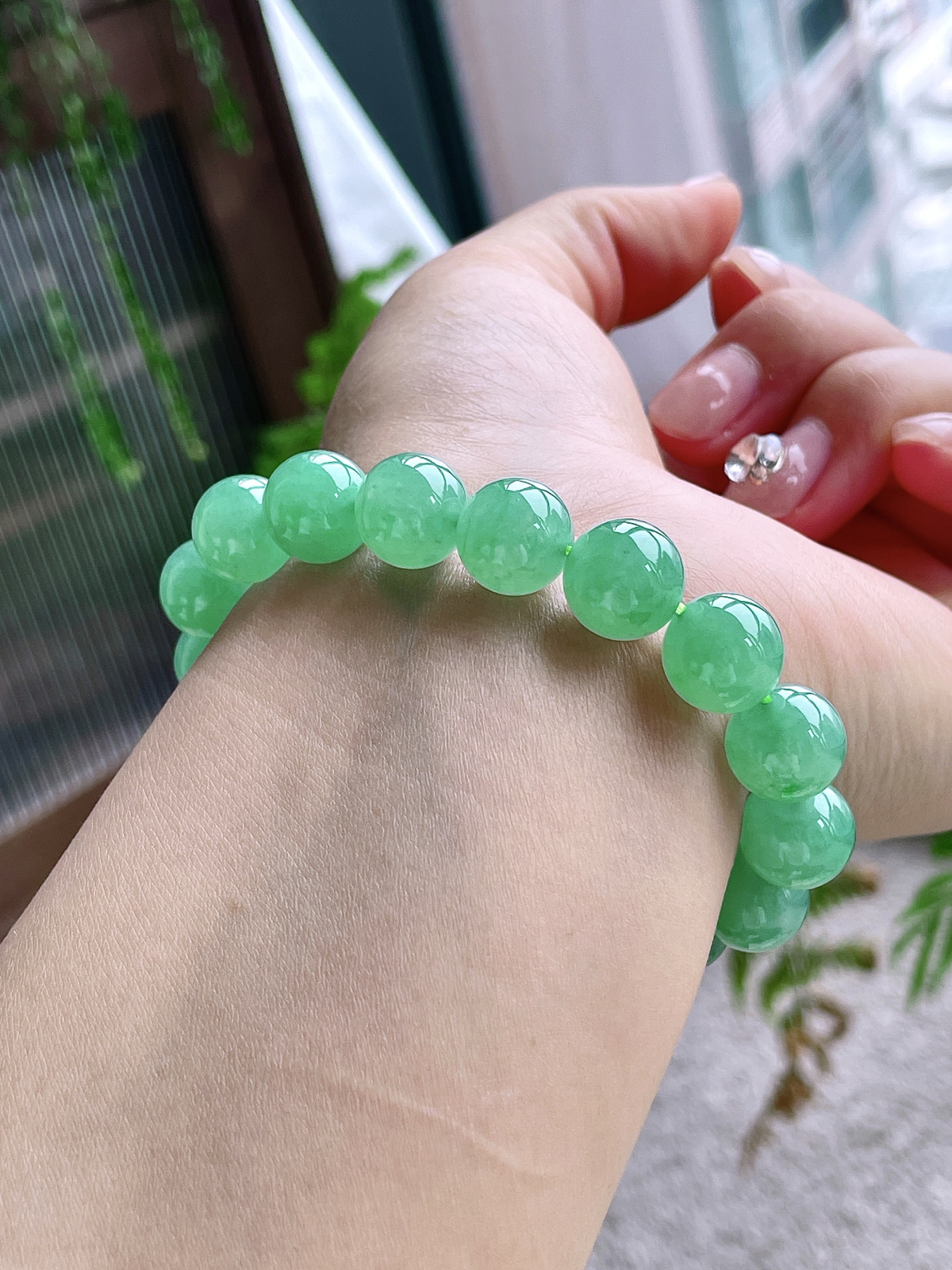 【珠子】高冰甜阳绿手串圆珠珠子手串
【说明】缅料 性价比高  
【尺寸】11.7mm