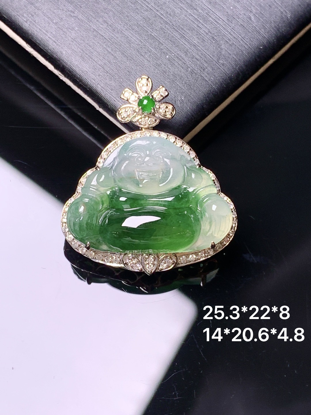 18k金钻镶嵌吊坠 玉质细腻 色泽艳丽清新 水润亮眼 整体尺寸25.3*22*8yz