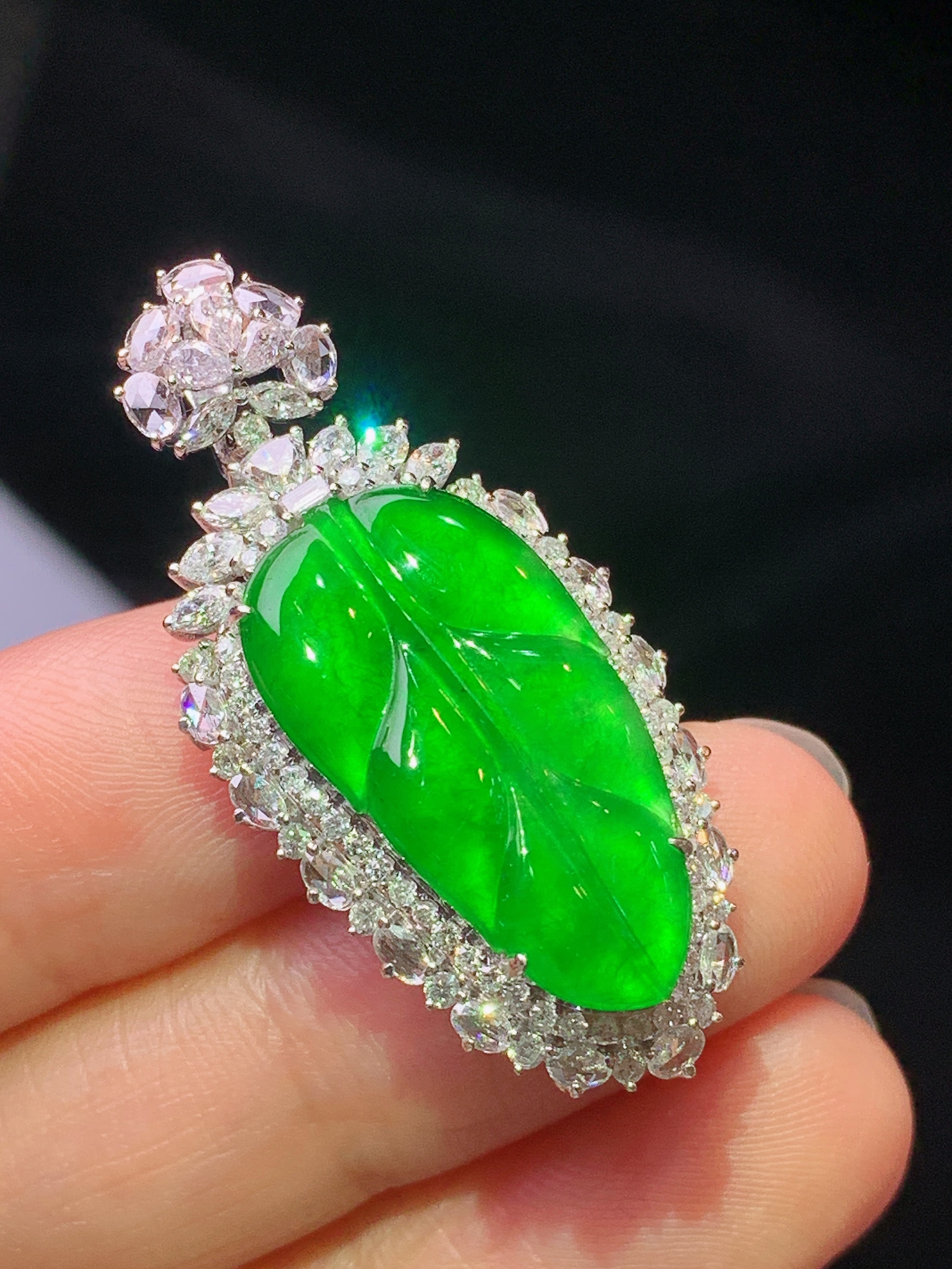 18k金钻镶嵌满绿树叶吊坠 玉质细腻 色泽艳丽清新 水润亮眼 整体尺寸37*17.6*9.2m3