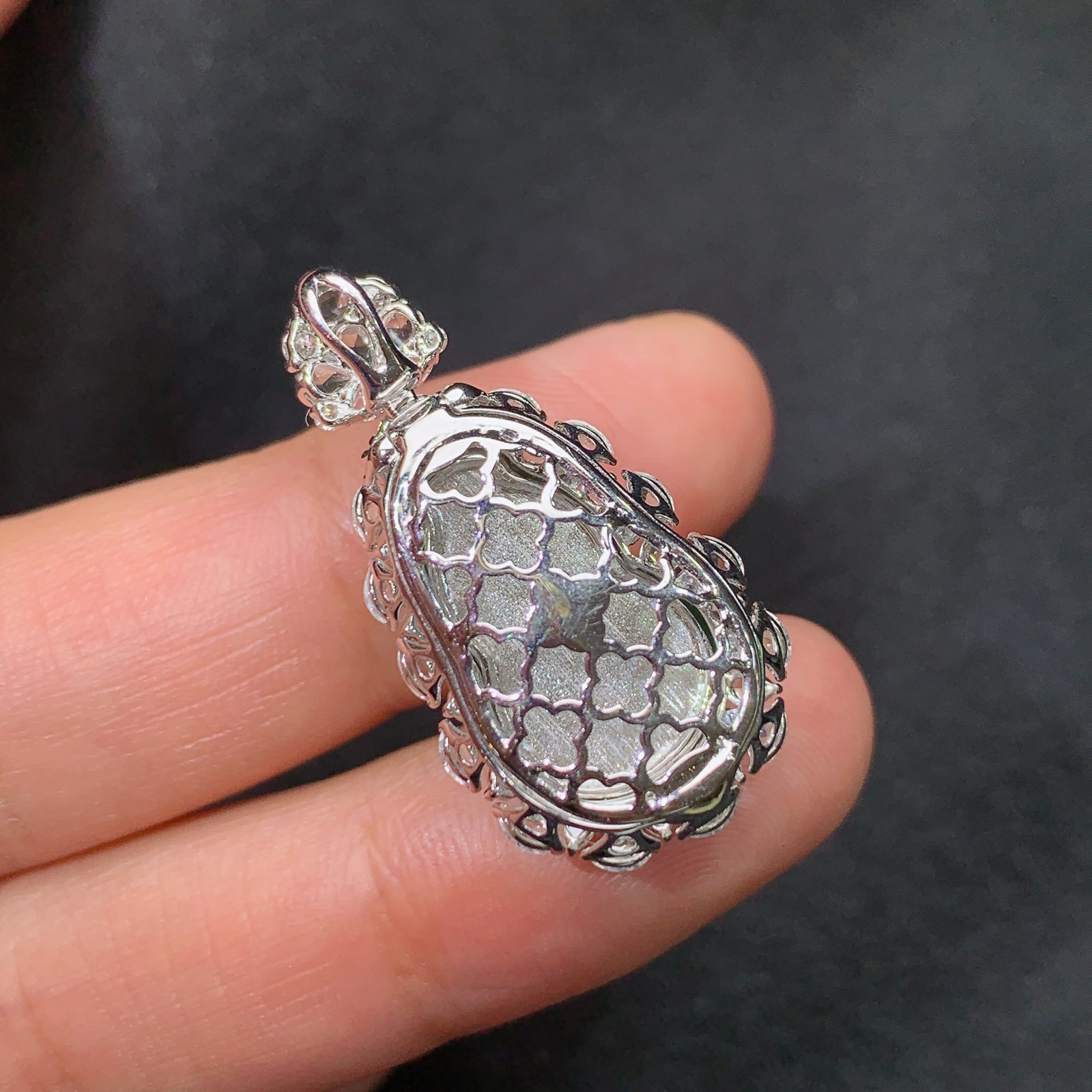 冰阳绿葫芦吊坠，18k金镶嵌，冰润色阳，玉质细腻，种水足，F2 尺寸29.1*15*11.3