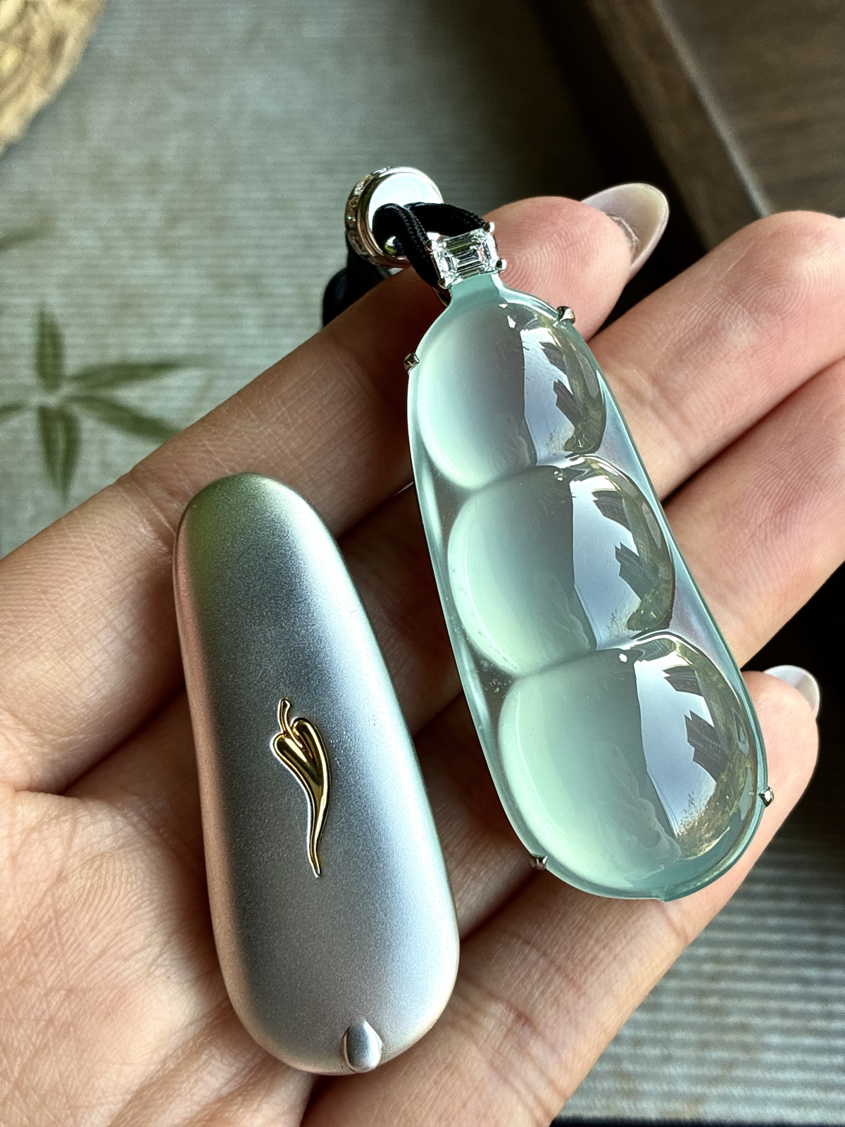 【镶嵌】🫧高冰玻璃种豆子福豆吊坠  
【说明】缅料 18k金镶嵌 性价比高  
【整体】55.2-21.3-15.7
【裸石】51-21.3-10