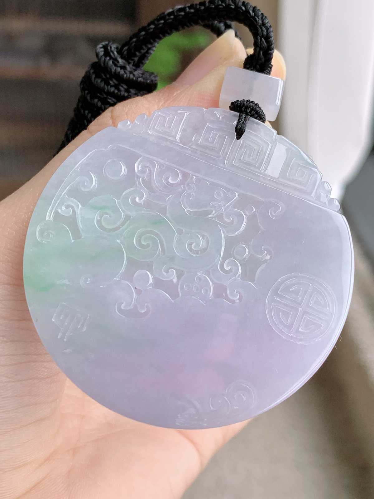 【裸石】冰紫底龙凤牌一对吊坠  
【说明】缅料 性价比高 飘花
【尺寸】左：52.4-5.1 右：52.5-5.6
【重量】左：42.4克 右：43.9克