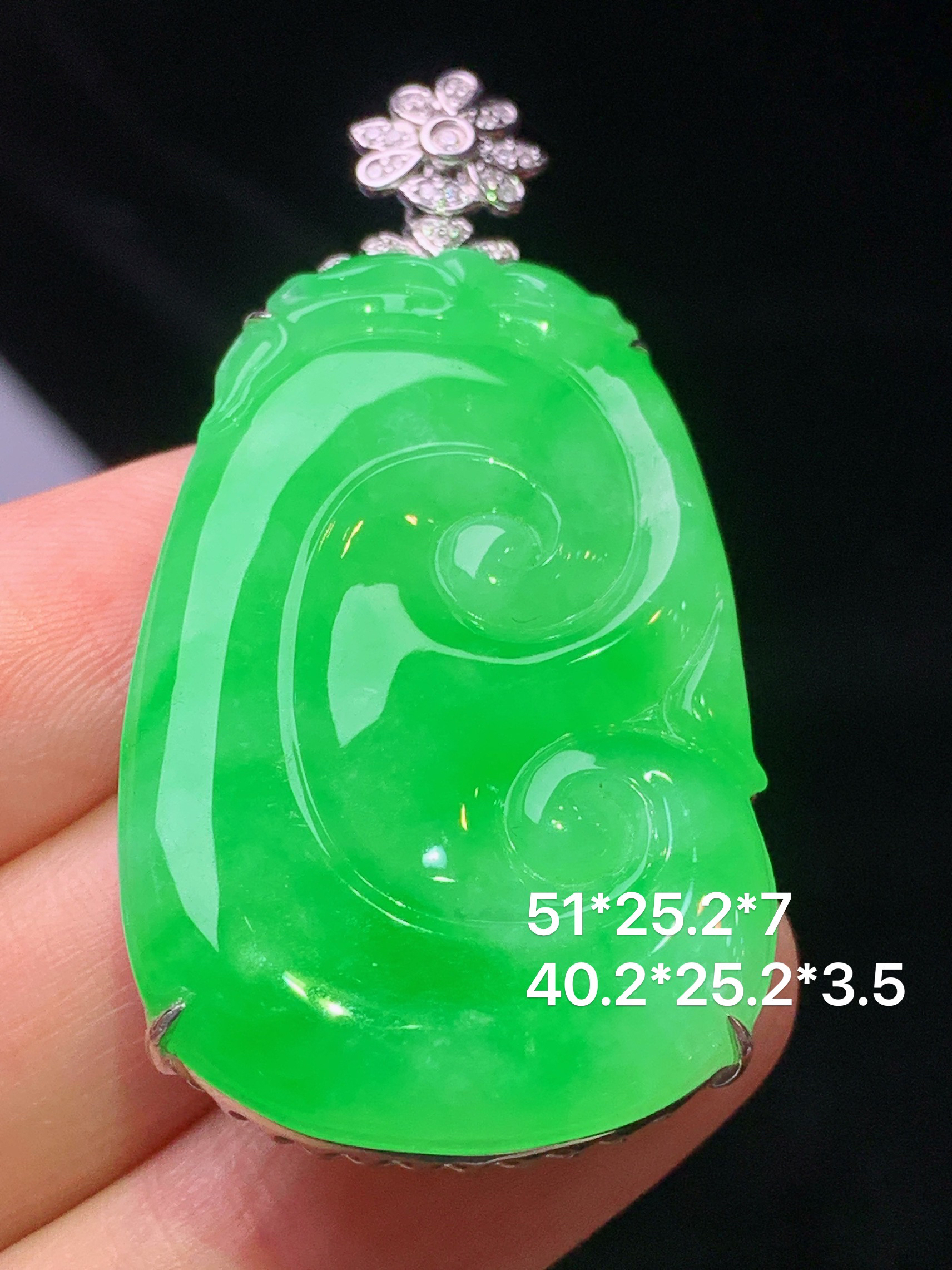 18k金钻镶嵌翠绿如意吊坠 玉质细腻 色泽艳丽清新 水润亮眼 整体尺寸51*25.2*7j3