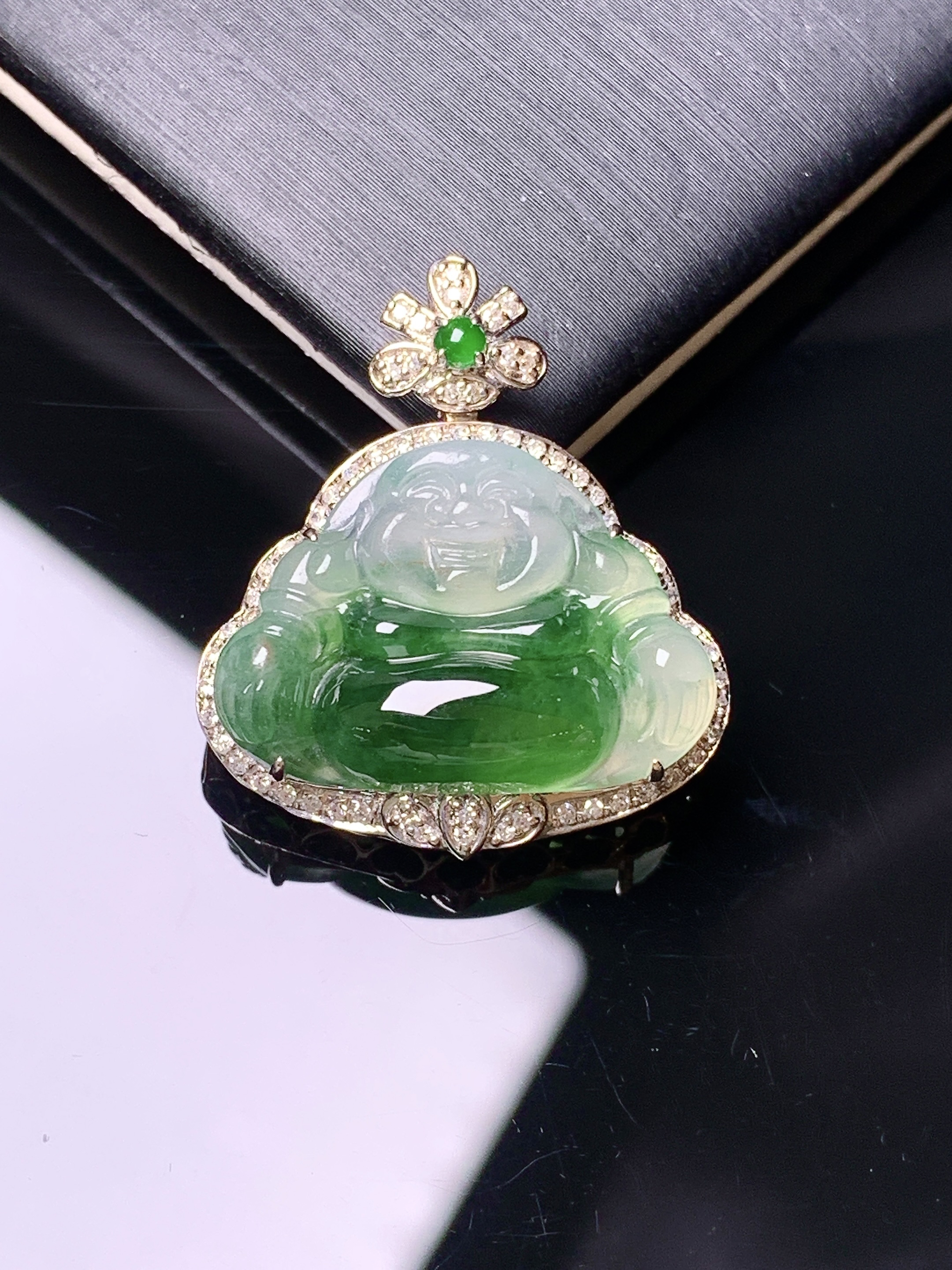 18k金钻镶嵌吊坠 玉质细腻 色泽艳丽清新 水润亮眼 整体尺寸25.3*22*8yz