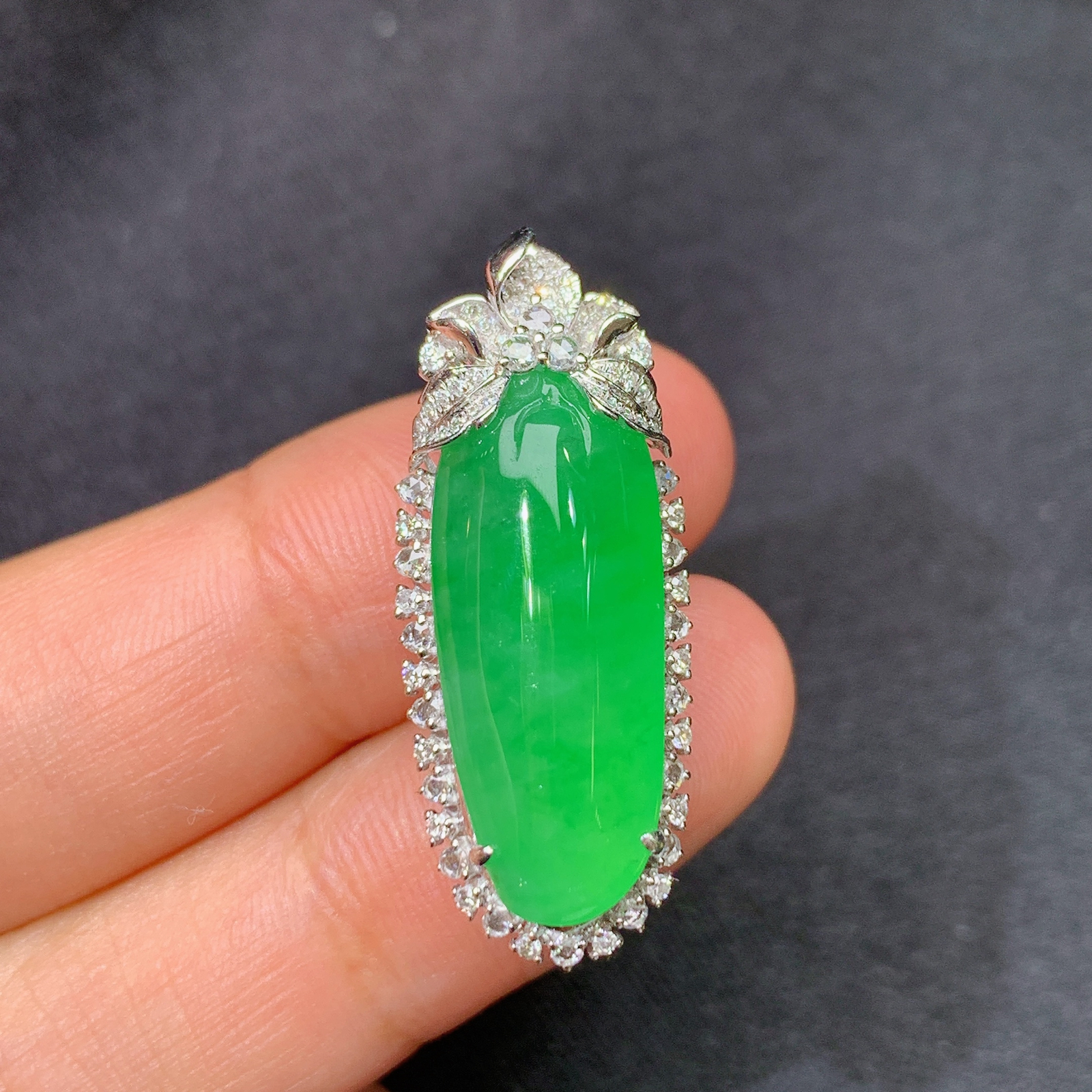 翠绿绿福瓜吊坠，18k金镶嵌，冰润色阳，玉质细腻，种水足，Jz 尺寸31.7*12.4*10.1