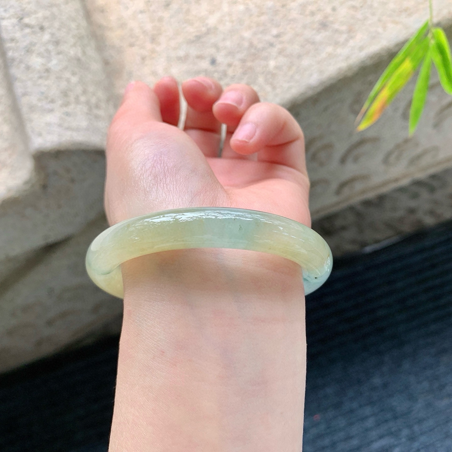 圆条52 53
【圈口】53.9/10.1/9
【描述】冰黄翡飘花，清透，水润，种老，细腻，无纹裂！