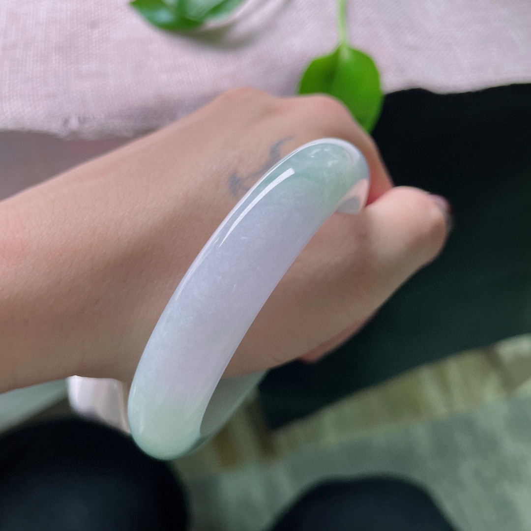 54.8/12.4/8.7，春彩正圈，腕间的莫奈花园，让色彩在风中流淌。