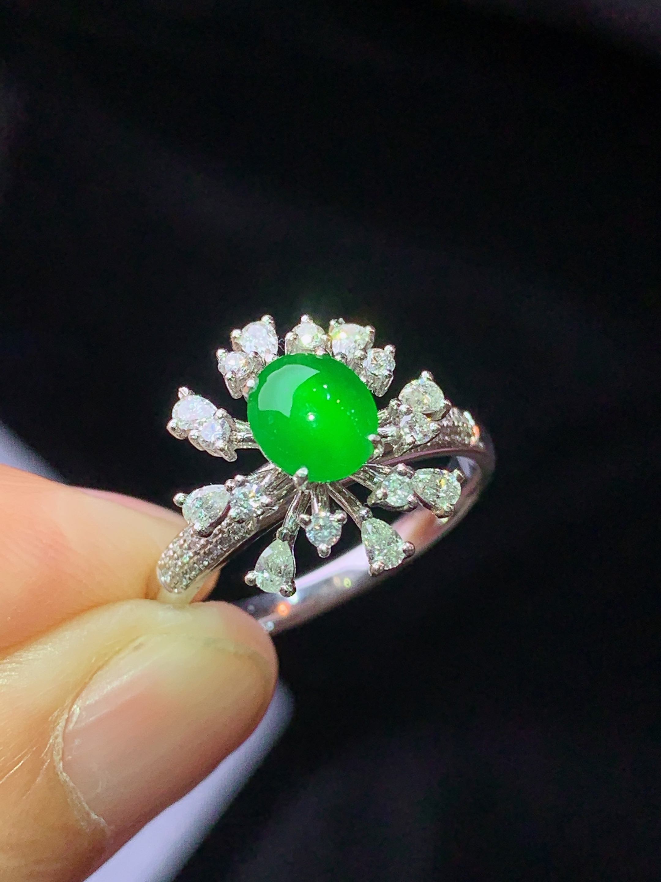 18k金钻镶嵌满绿蛋面戒指 玉质细腻 色泽艳丽清新 水润亮眼 圈口14 整体尺寸14*13.3*8.