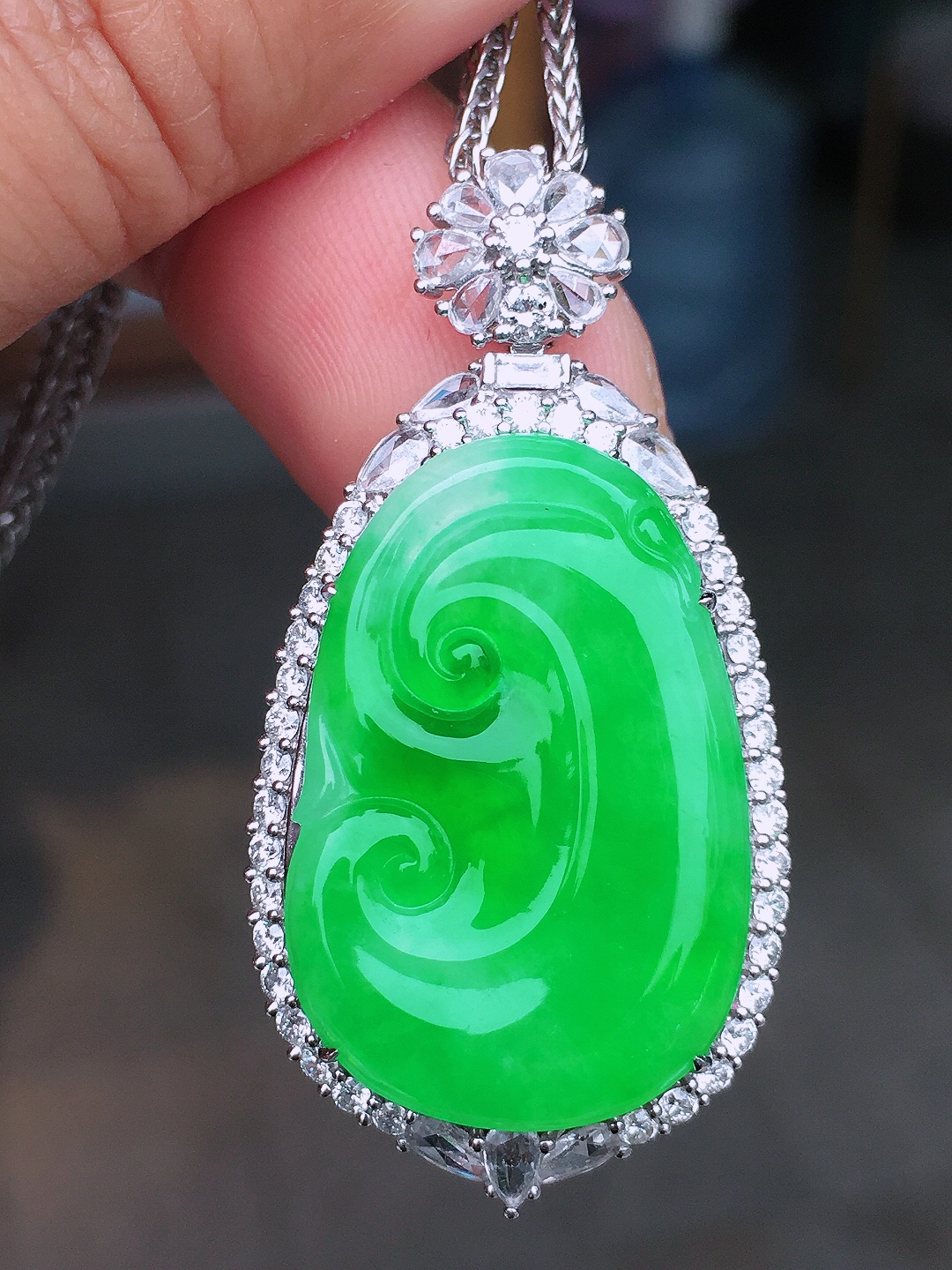 阳绿如意吊坠，色泽均匀艳丽，玉质细腻，荧光感超
强，饱满圆润，尽显优雅气质，18k
金豪华镶嵌