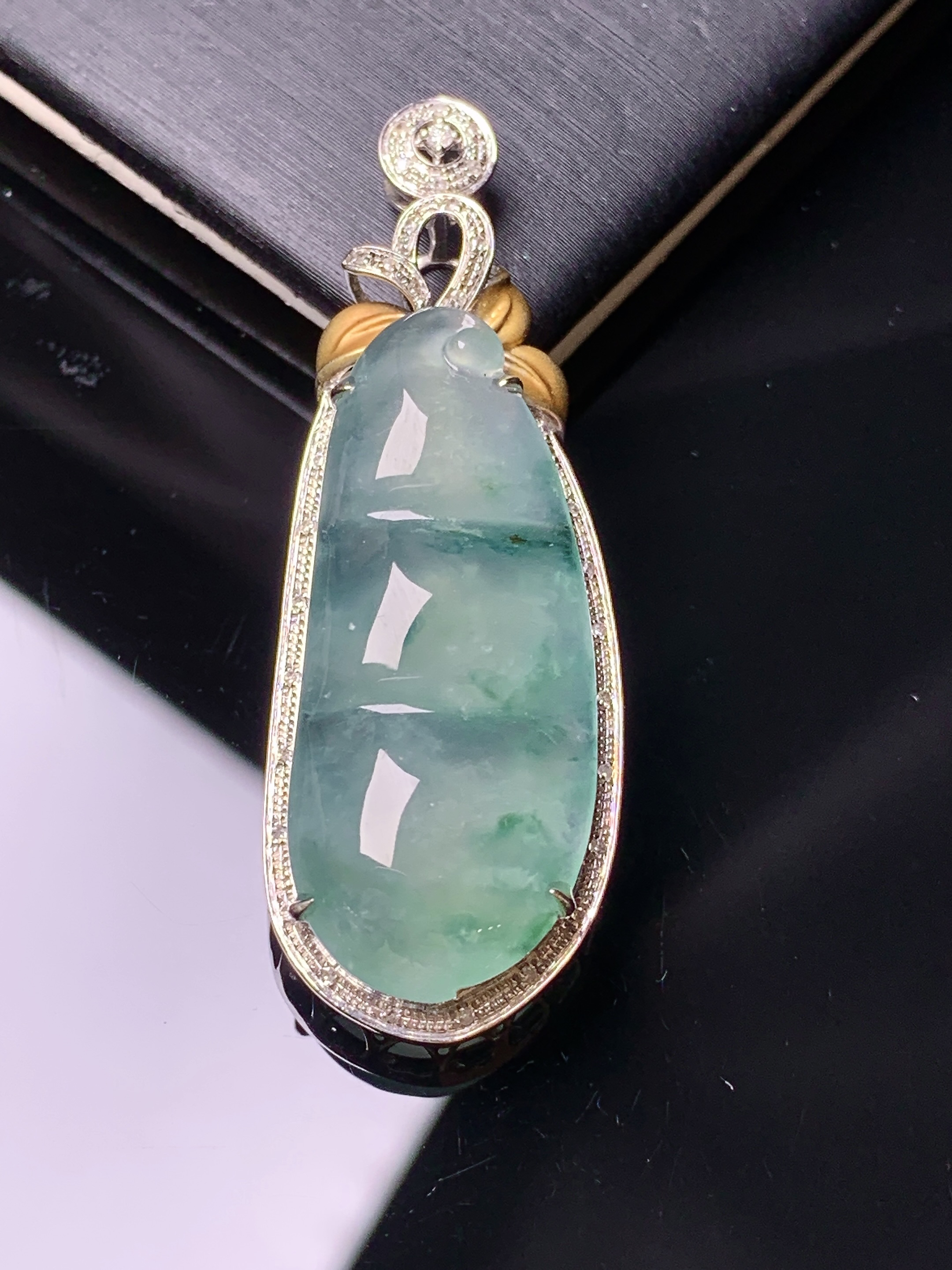 18k金钻镶嵌飘绿四季豆吊坠 玉质细腻 色泽艳丽清新 水润亮眼 整体尺寸43.6*15.5*8.2x5