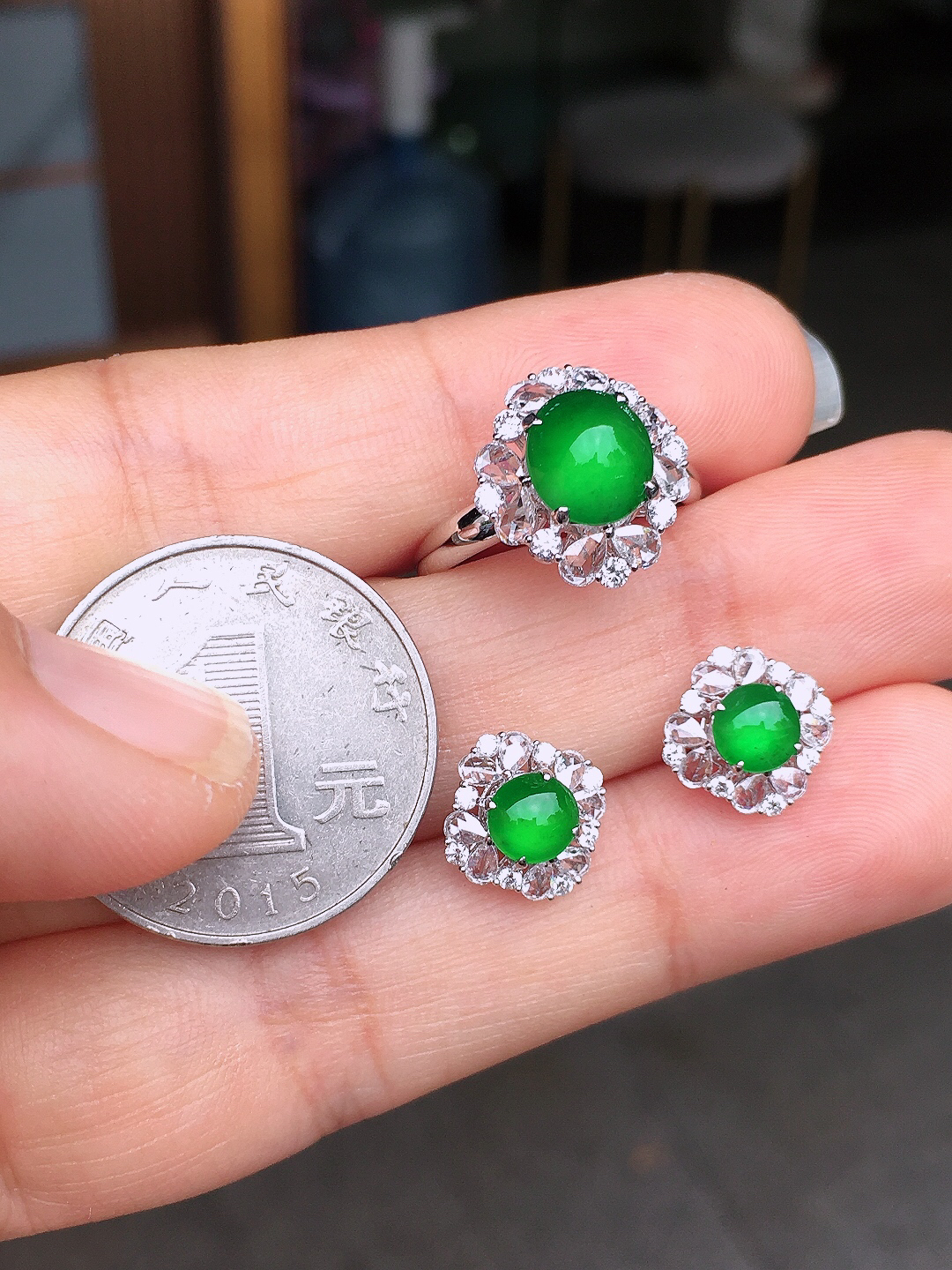 阳绿蛋面套装（耳钉+戒指），色泽均匀艳丽，玉质细腻，荧光感超
强，饱满圆润，尽显优雅气质，18k
金豪华镶嵌