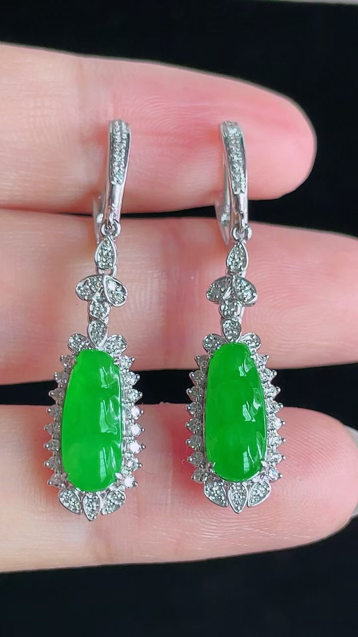 【翡翠名称】18K金豪华镶钻冰阳绿福豆耳坠
【翡翠尺寸】总尺寸38.3/8/6mm
【翡翠描述】宝贝种老水足，玉质细腻，色泽靓丽，性价比高，佩戴效果好！
【其它赠送】权威证书/精美挂绳盒子/支持全国复检