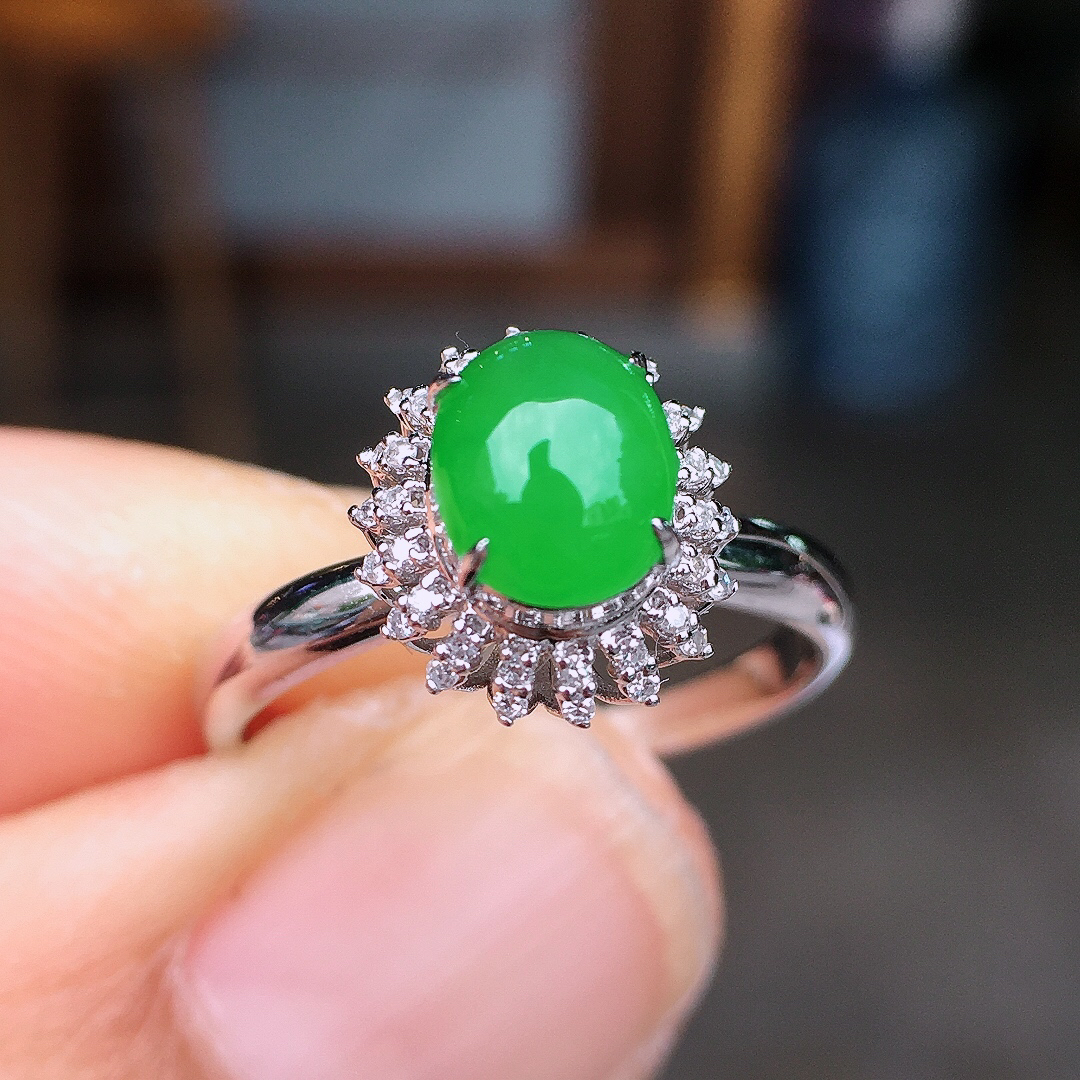 阳绿蛋面戒指，色泽均匀艳丽，玉质细腻，荧光感超
强，饱满圆润，尽显优雅气质，18k
金豪华镶嵌