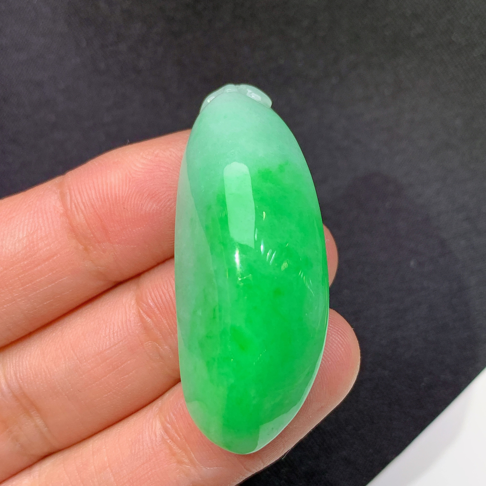 飘绿福瓜，冰润色阳，玉质细腻，种水足，Fuy 尺寸41.6*16.9*13.1