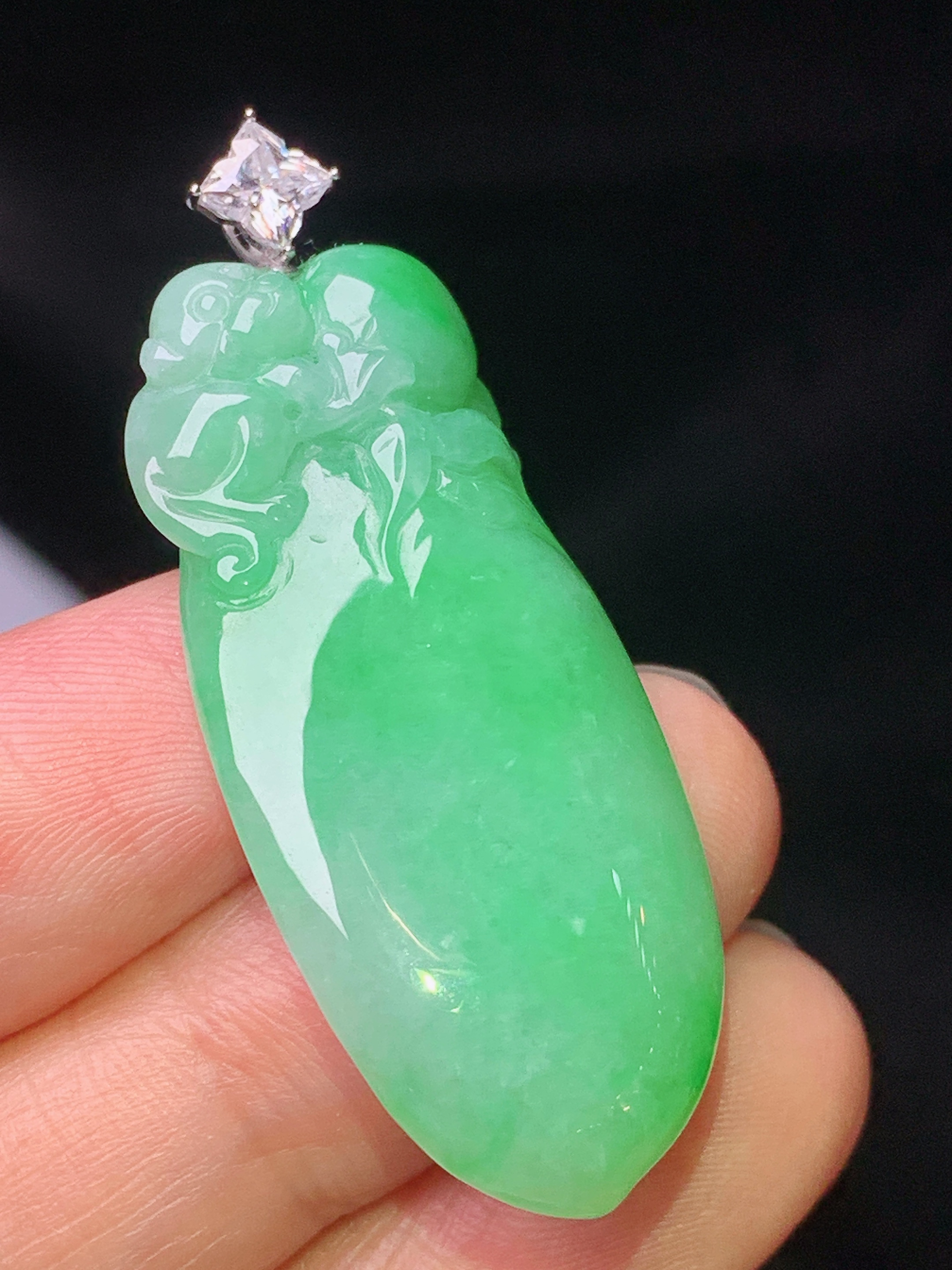 18k金钻镶嵌翠绿福瓜吊坠 玉质细腻 色泽艳丽清新 水润亮眼 整体尺寸44.2*17.2*7.7e1