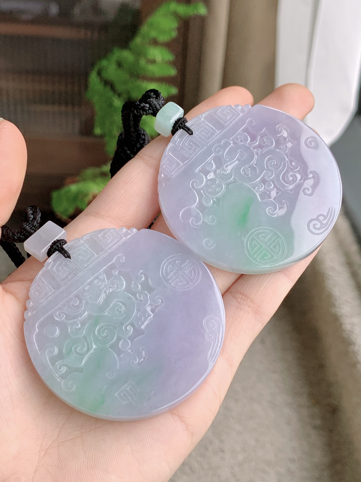 【裸石】冰紫底龙凤牌一对吊坠  
【说明】缅料 性价比高 飘花
【尺寸】左：52.4-5.1 右：