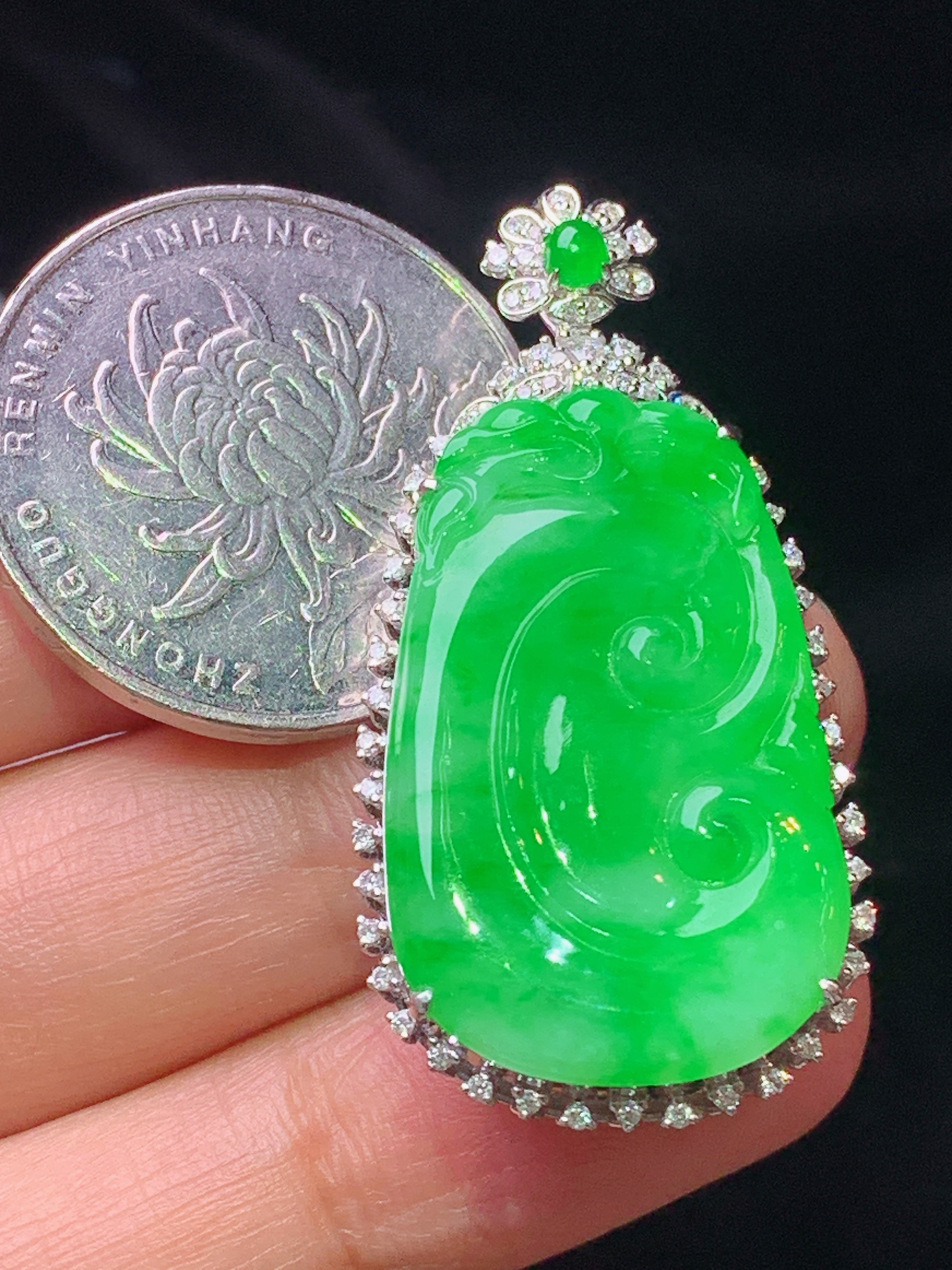 18k金钻镶嵌翠绿如意吊坠 玉质细腻 色泽艳丽清新 水润亮眼 整体尺寸40.7*20.3*7.6j3