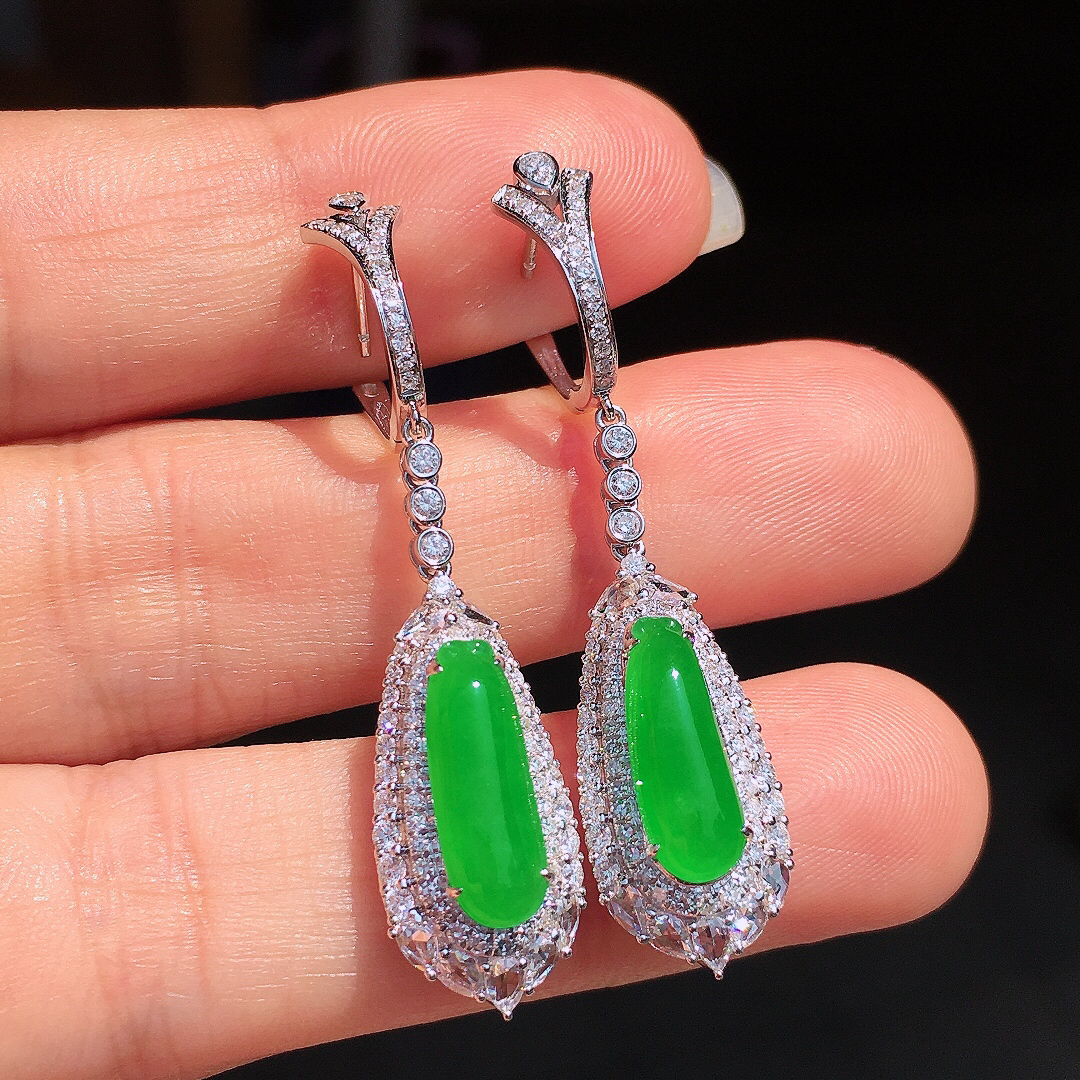 阳绿福瓜耳坠，色泽均匀艳丽，玉质细腻，荧光感超
强，饱满圆润，尽显优雅气质，18k
金豪华镶嵌