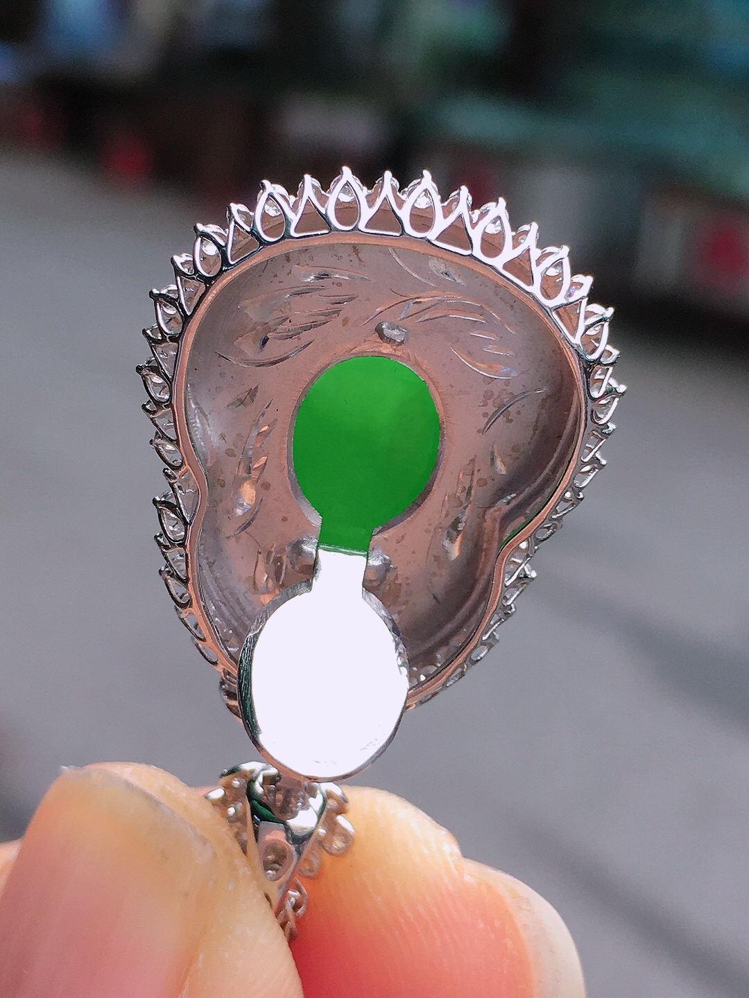 阳绿葫芦吊坠，色泽均匀艳丽，玉质细腻，荧光感超
强，饱满圆润，尽显优雅气质，18k
金豪华镶嵌