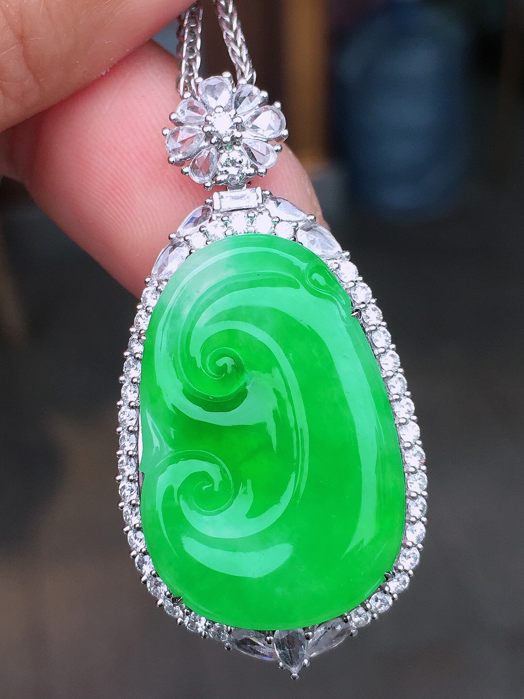 阳绿如意吊坠，色泽均匀艳丽，玉质细腻，荧光感超
强，饱满圆润，尽显优雅气质，18k
金豪华镶嵌