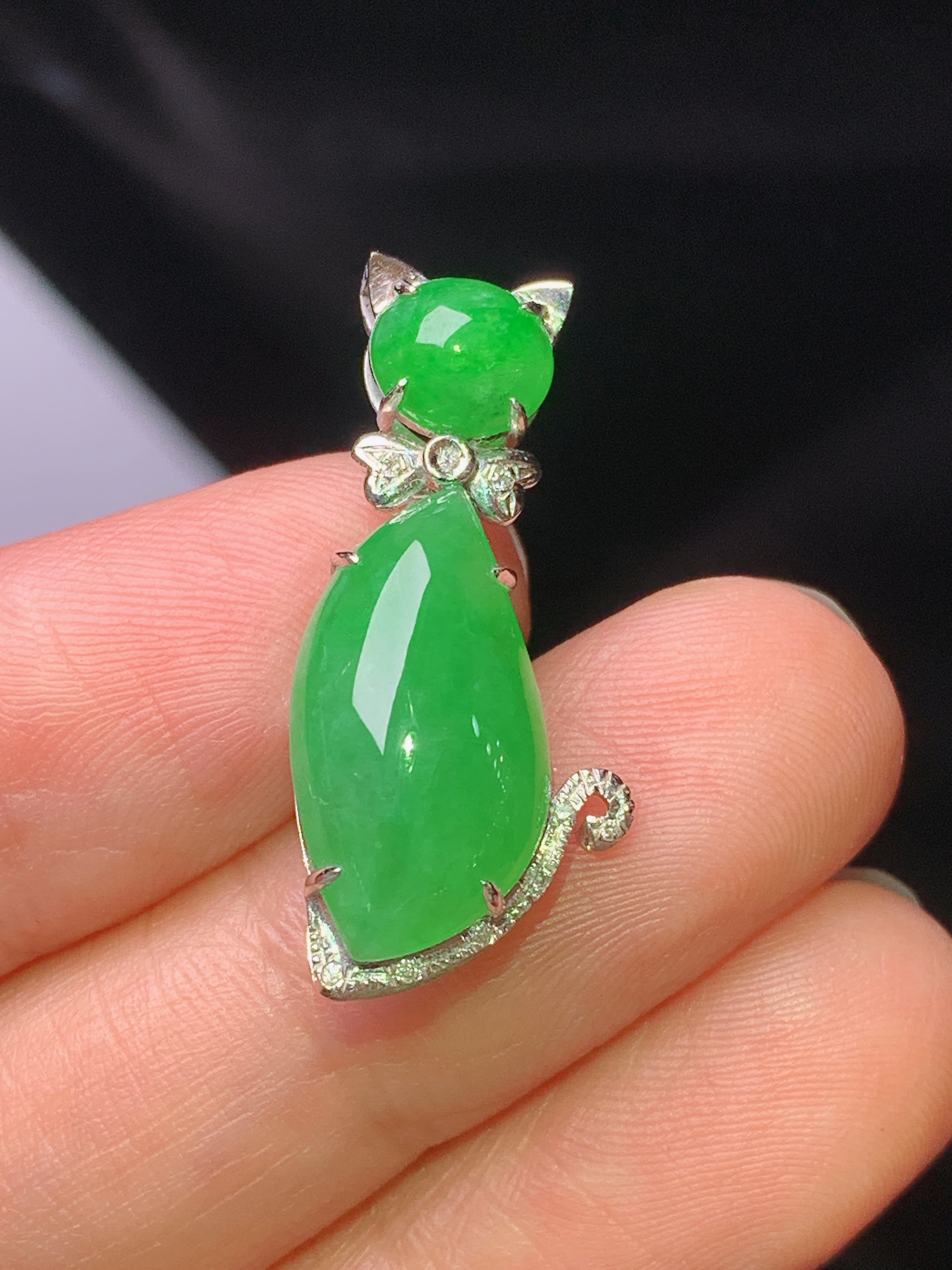 18k金钻镶嵌满绿随形吊坠 玉质细腻 色泽艳丽清新 水润亮眼 整体尺寸26.6*12*6.3x5