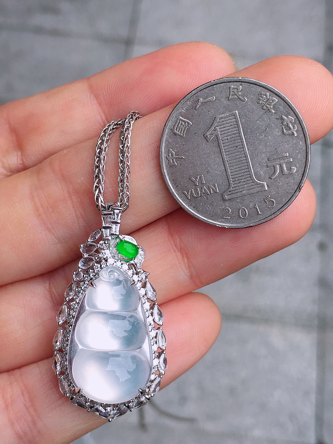 冰种福豆吊坠，玉质细腻，荧光感超
强，饱满圆润，尽显优雅气质，18k
金豪华镶嵌