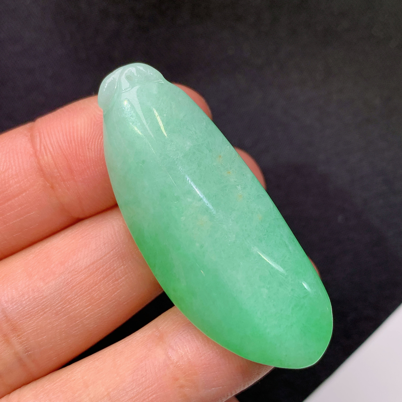 飘绿福瓜，冰润色阳，玉质细腻，种水足，Fuy 尺寸41.6*16.9*13.1