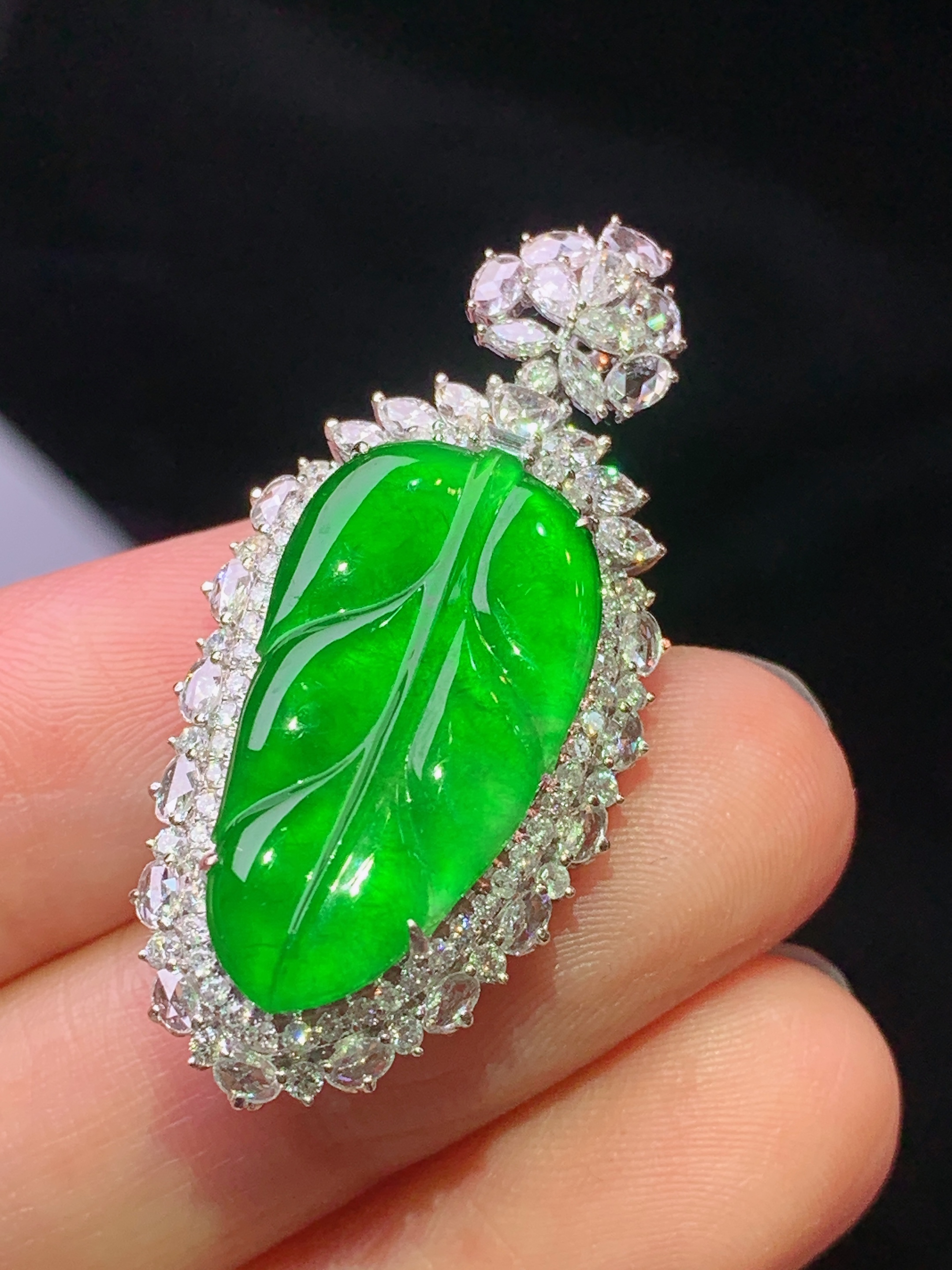 18k金钻镶嵌满绿树叶吊坠 玉质细腻 色泽艳丽清新 水润亮眼 整体尺寸37*17.6*9.2m3