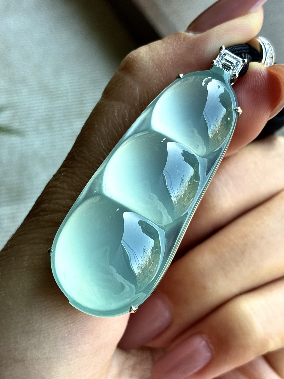 【镶嵌】🫧高冰玻璃种豆子福豆吊坠  
【说明】缅料 18k金镶嵌 性价比高  
【整体】55.2-21.3-15.7
【裸石】51-21.3-10