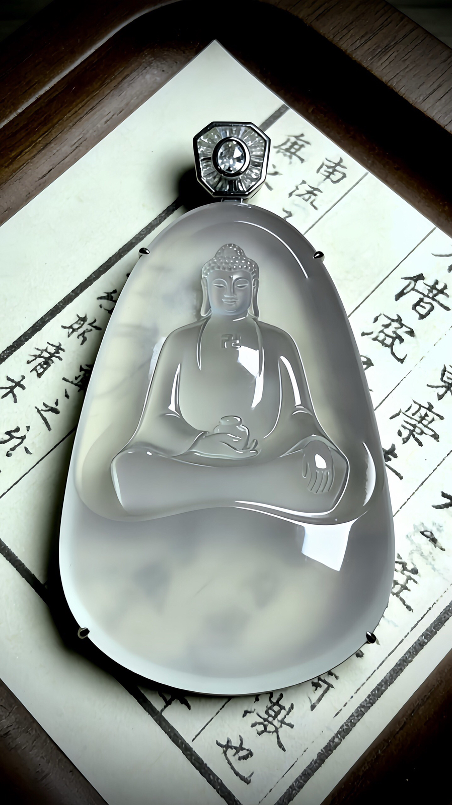 【药师如来佛】，
许群豪玉雕艺术作品，
裸石56.2-36.5-6.3mm，
整体67-36.8-9mm，36.12g，
18K金，南非钻，