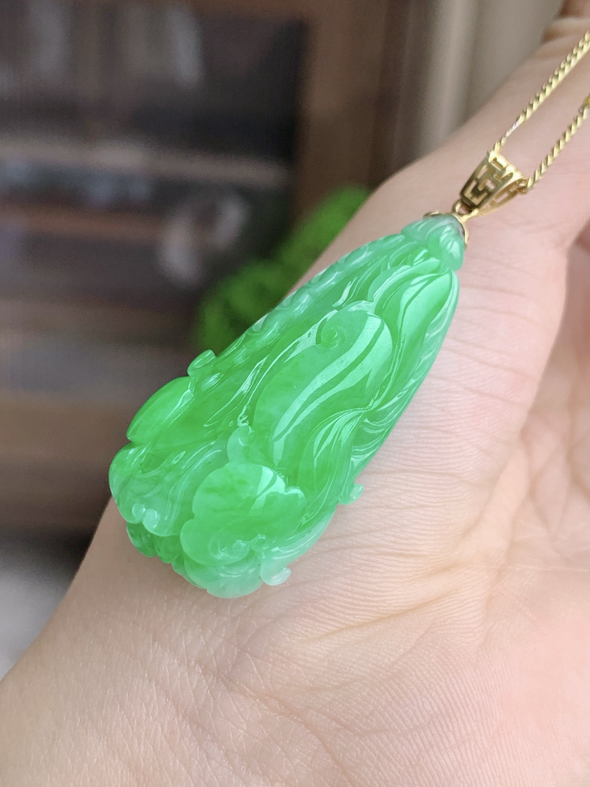 【镶嵌】冰阳绿白菜百财吊坠  
【说明】缅料 18k金镶嵌 性价比高  
【整体】48.4
【裸石】40-18.8-10.2