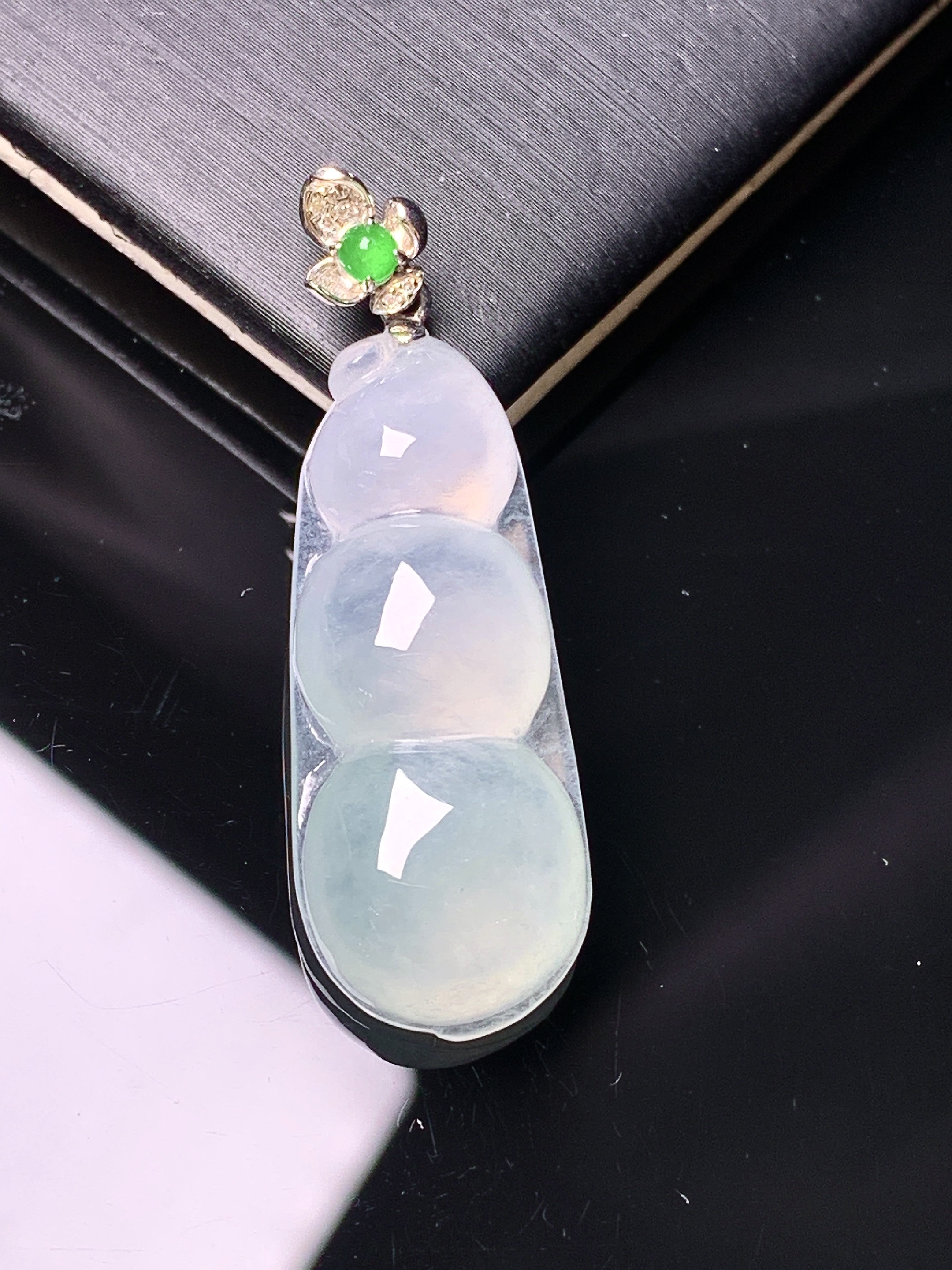 18k金镶嵌吊坠 玉质细腻 色泽艳丽清新 水润亮眼 整体尺寸38.2*12*6.2yz