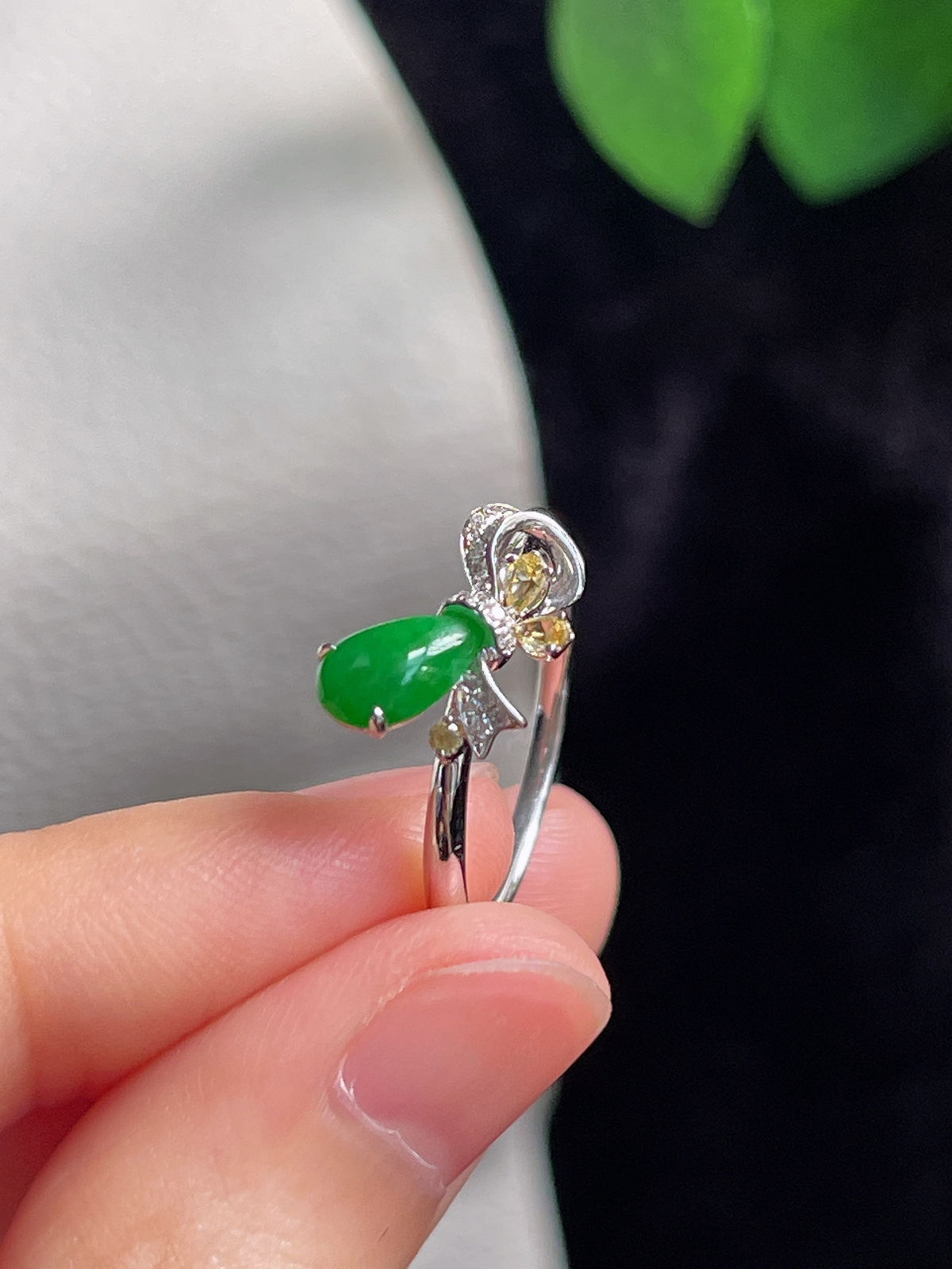 18k金 翡翠糯化种满绿色蝴蝶结戒指