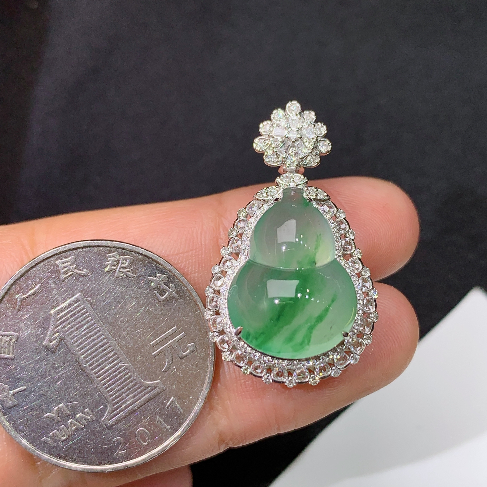 冰飘花葫芦吊坠，18k金镶嵌，冰润饱满，玉质细腻，种水足，Li 尺寸29.8*17.9*11.9