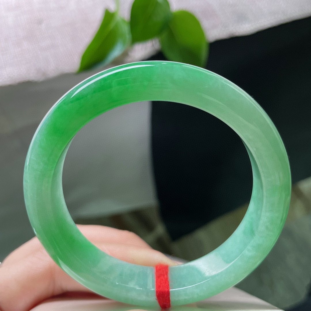 54.5/12.1/8.6，阳绿正圈，俏丽若三春之桃，水头好，种老，瑰姿艳逸