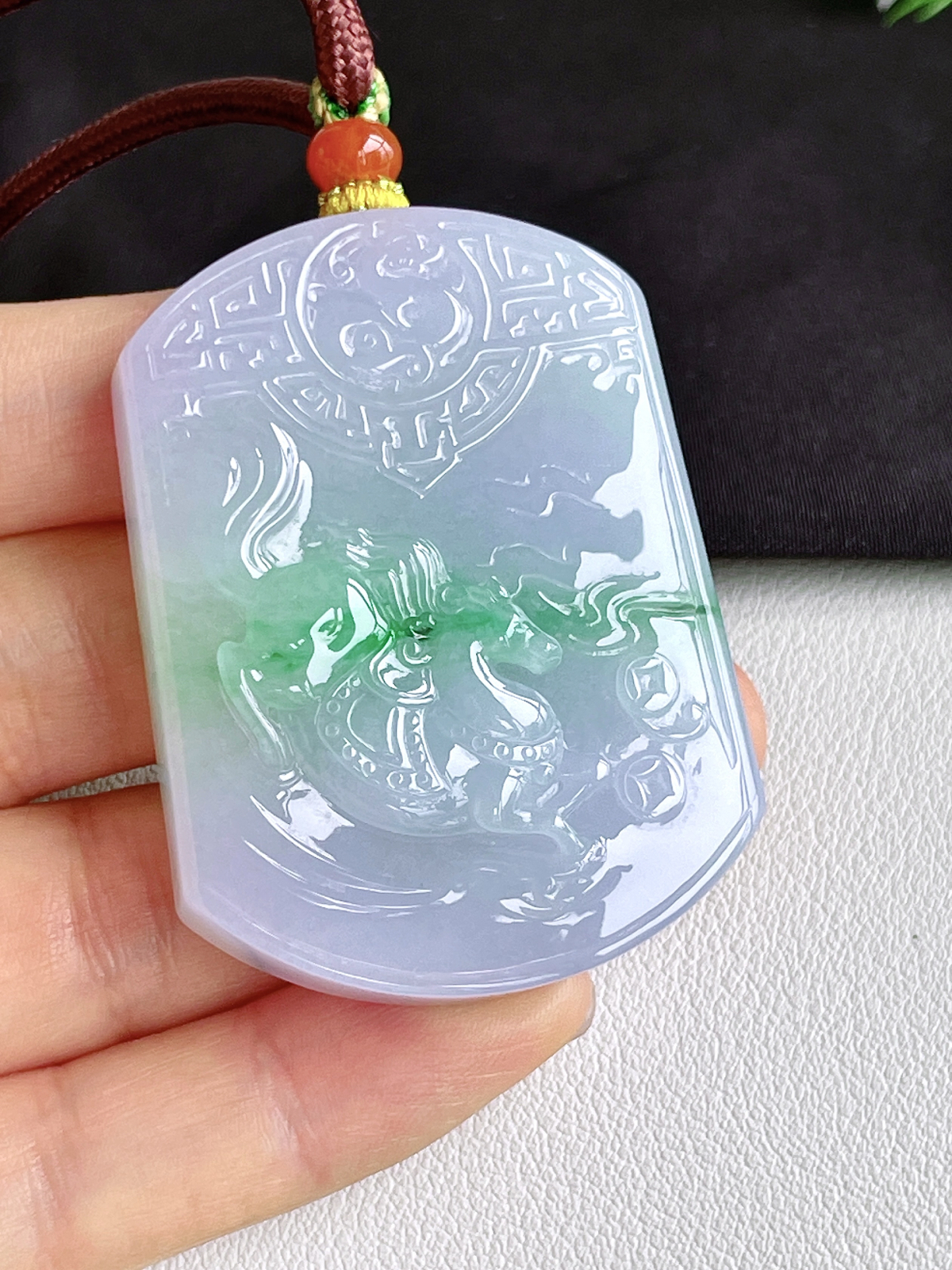 【裸石】冰春彩生肖马牌飘绿花仿古牌吊坠
【说明】缅料 性价比高 飘花
【尺寸】53.3-40-11.5