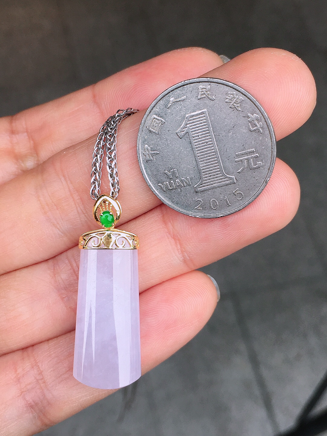 淡紫罗兰无事牌吊坠，色泽均匀艳丽，玉质细腻，荧光感超
强，饱满圆润，尽显优雅气质，18k
金豪华镶嵌