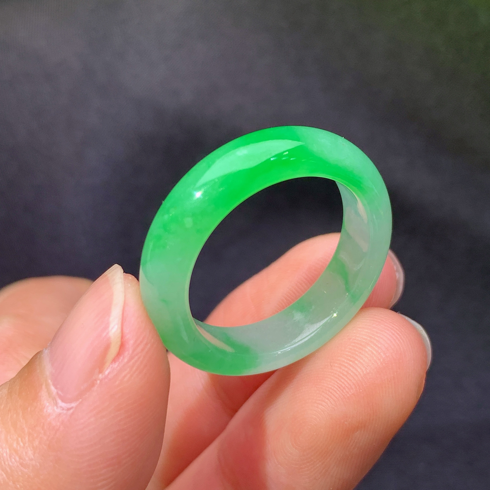 冰飘绿戒圈，指环，冰润色阳，玉质细腻，种水足，Ax 圈口18 尺寸5.7*3.2