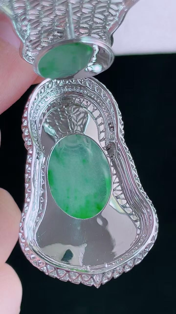 【翡翠名称】18K金豪华镶钻高冰阳绿观音吊坠
【翡翠尺寸】含金52.2/26.4/12.5mm
【翡翠描述】宝贝种老水足，玉质细腻，色泽靓丽，性价比高，佩戴效果好！
【其它赠送】权威证书/精美挂绳盒子/支持全国复检