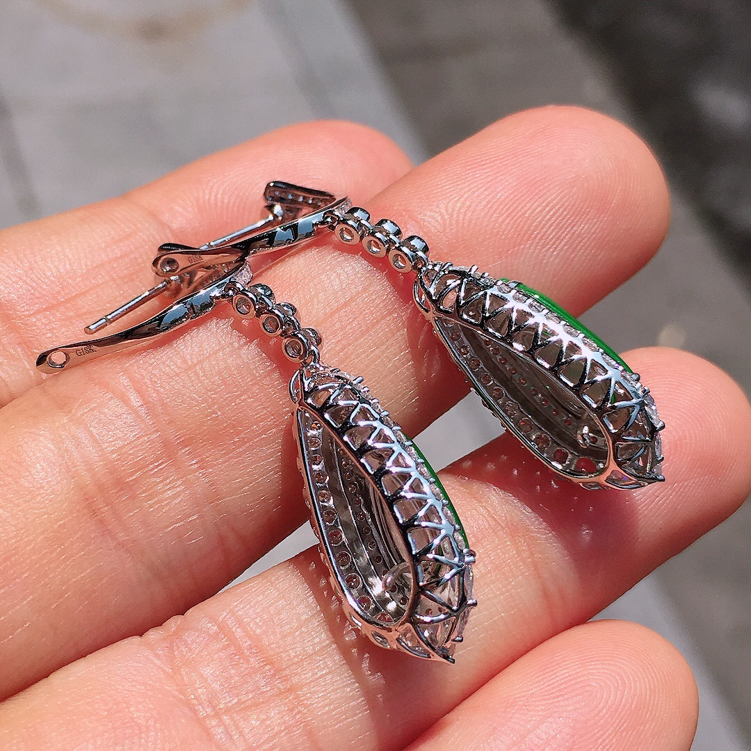 阳绿福瓜耳坠，色泽均匀艳丽，玉质细腻，荧光感超
强，饱满圆润，尽显优雅气质，18k
金豪华镶嵌