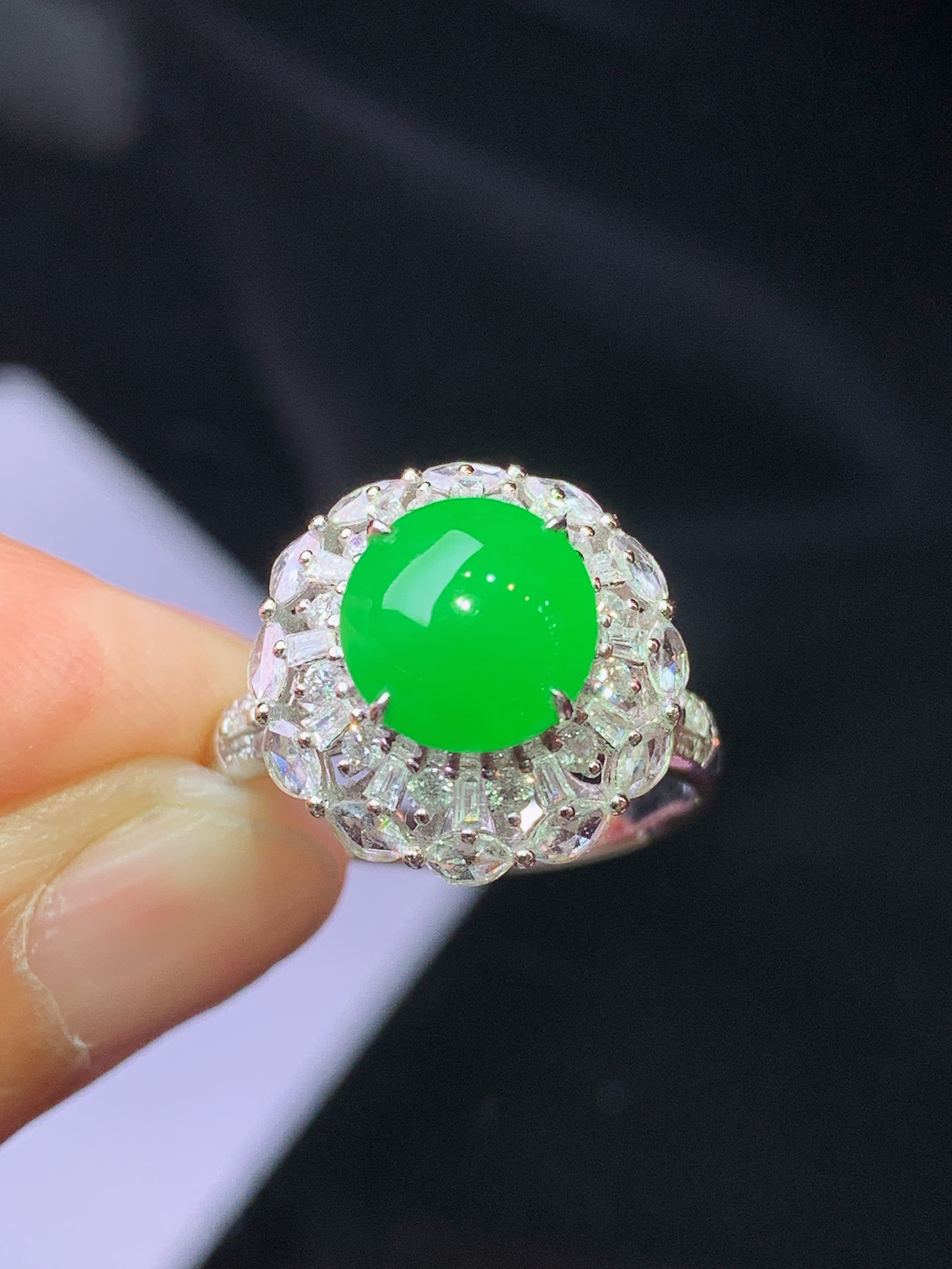 18k金钻镶嵌满绿蛋面戒指 玉质细腻 色泽艳丽清新 水润亮眼 圈口13.5 整体尺寸14.5*11.