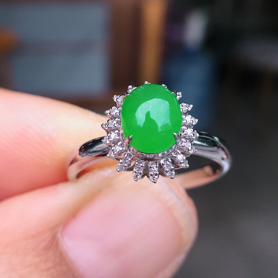 阳绿蛋面戒指，色泽均匀艳丽，玉质细腻，荧光感超
强，饱满圆润，尽显优雅气质，18k
金豪华镶嵌