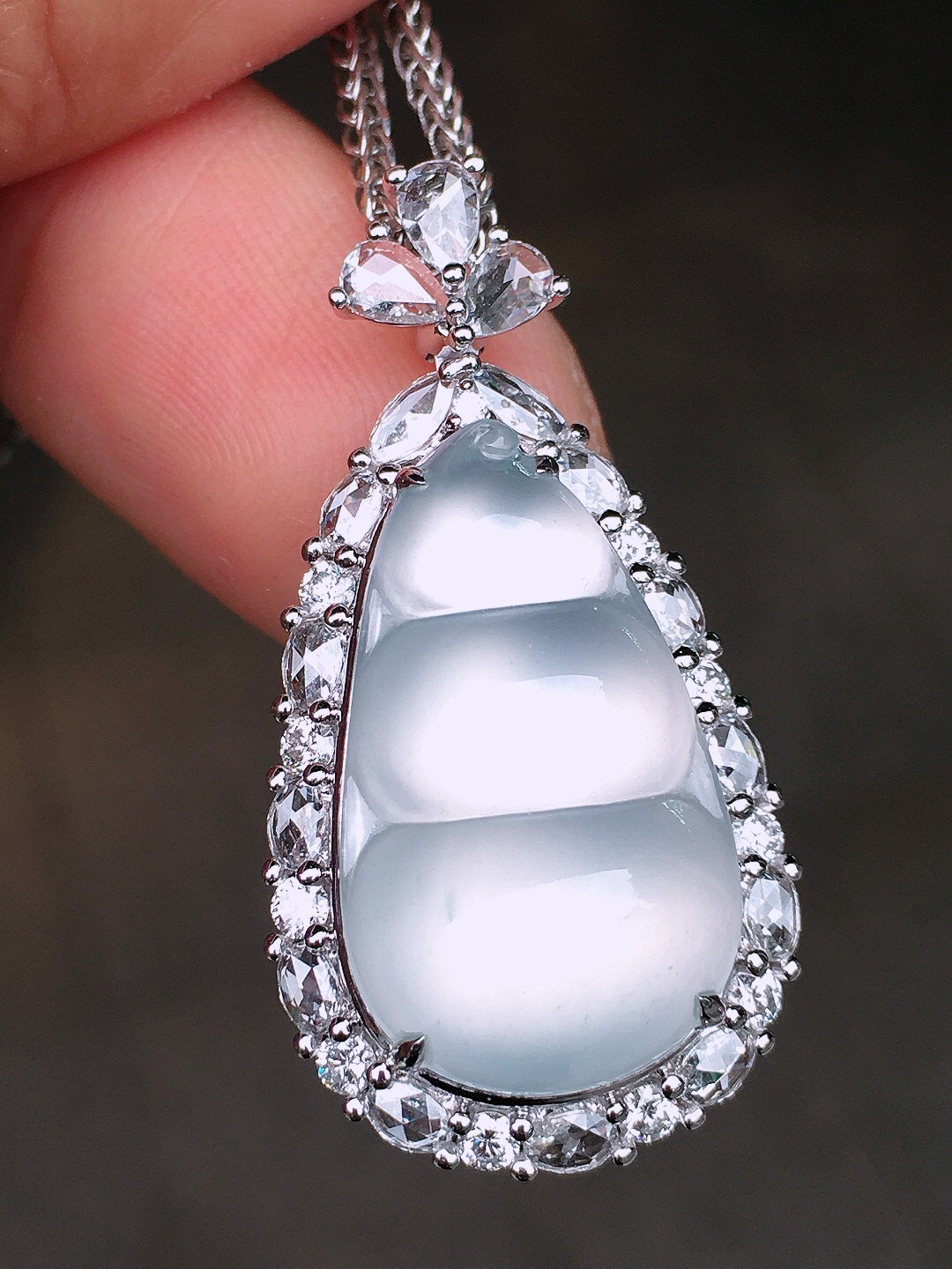 冰种福豆吊坠，玉质细腻，荧光感超
强，饱满圆润，尽显优雅气质，18k
金豪华镶嵌